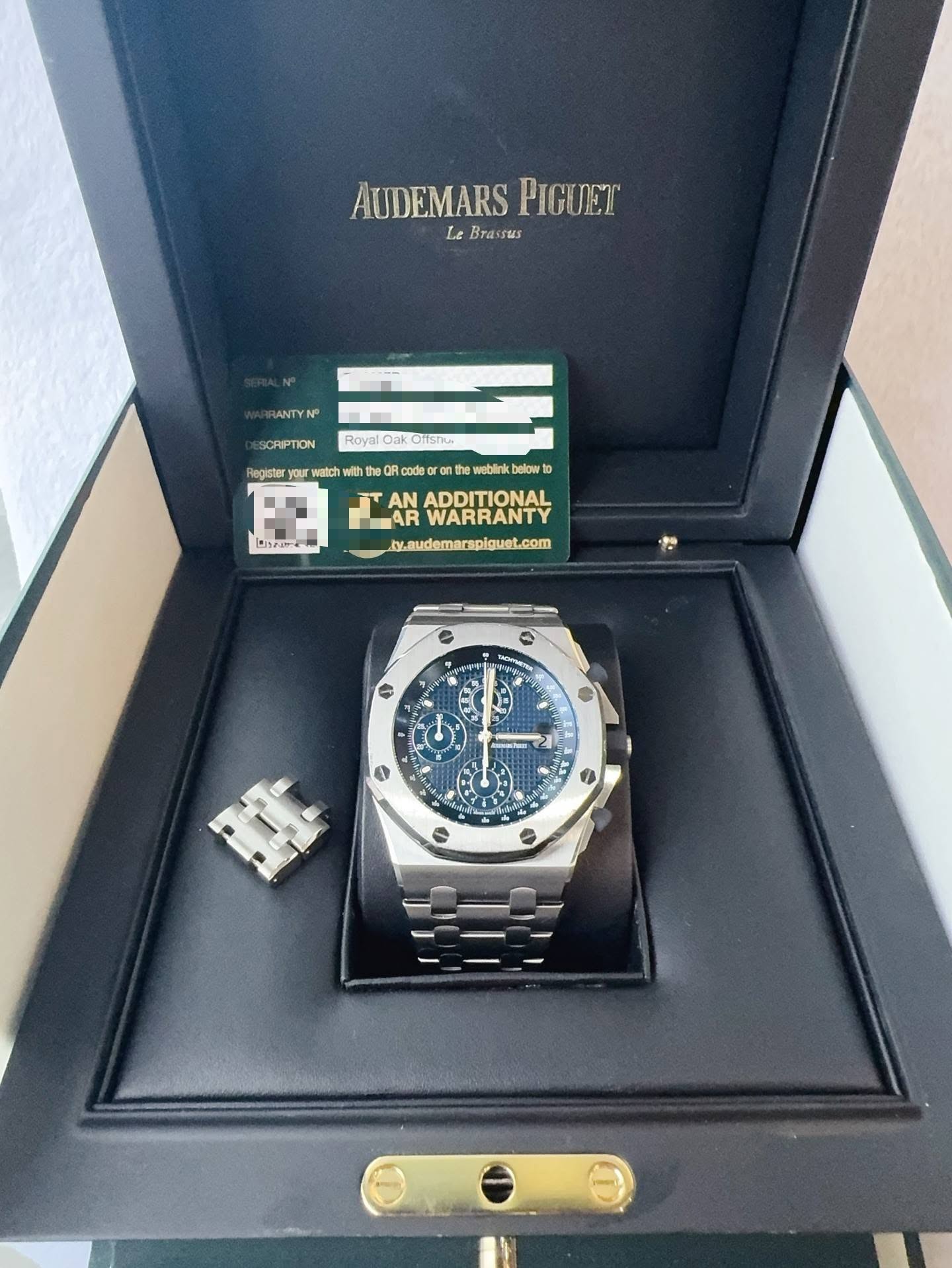 May be an image of wrist watch and text that says 'AUDEMARS AUDEMARSPIGUET PIGUET Le Bra Brassus us ANTY SCRIPTION Royal Dak Oftsna Registery your yOUE watch with ដ៉ាឋ H เ code…