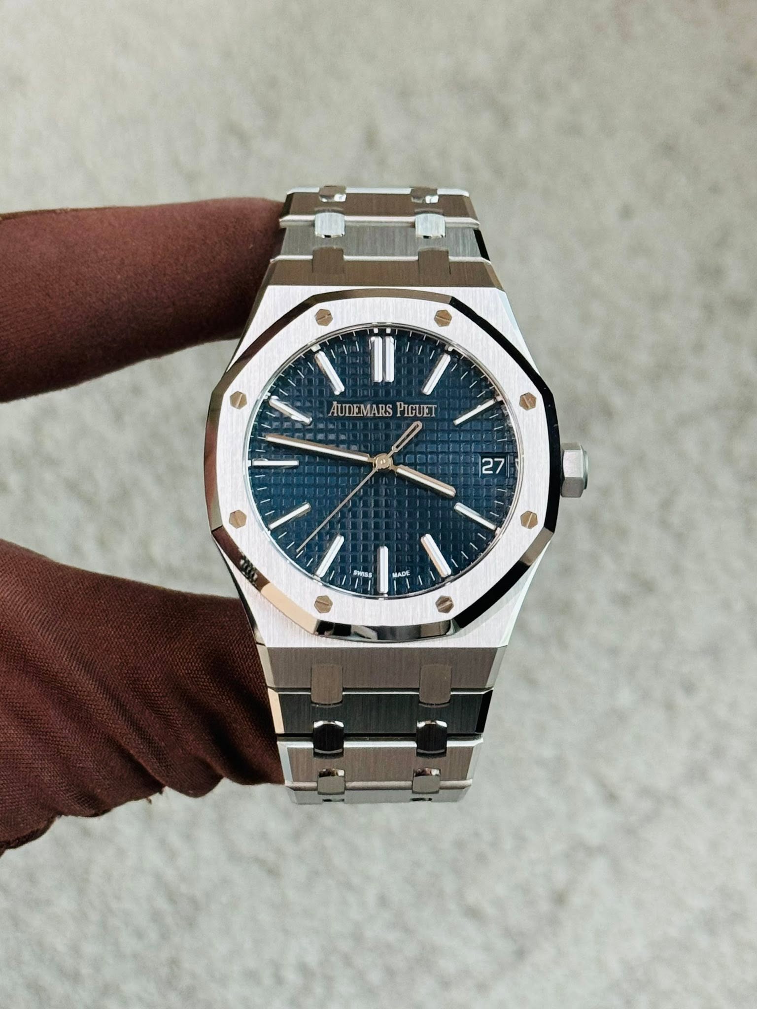 May be an image of wrist watch and text that says 'il AUDEMARS AUDEMARSPICUET PIGUET M 27 19198 ADE'