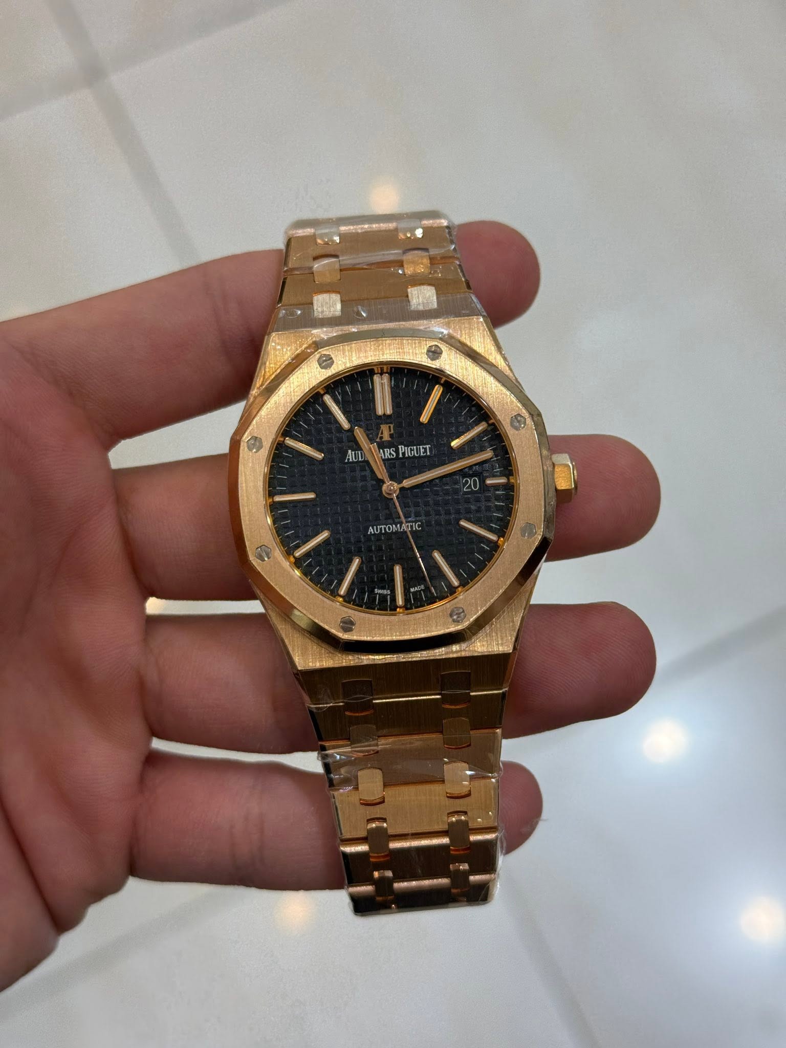 May be an image of wrist watch and text that says 'II AUT ARSPIGUET ARSPIG S AИTOMATИ'