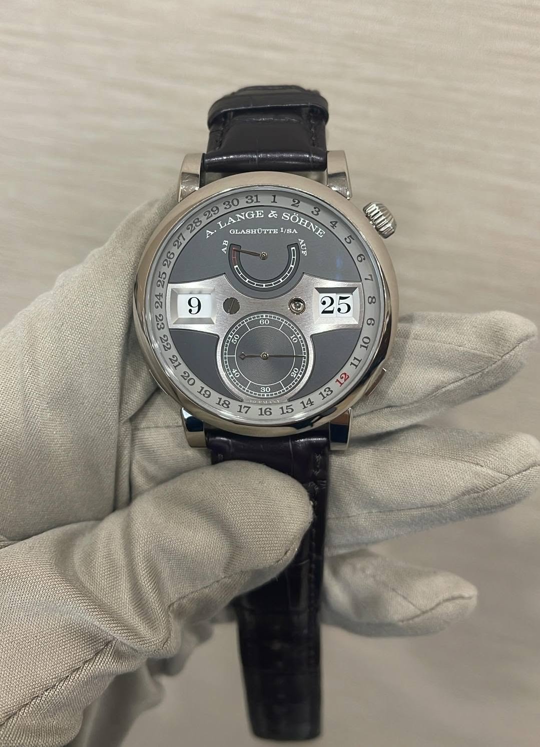 May be an image of wrist watch and text that says ' LANGE&SOEN 4 LANGE な GLASHÜTTE IIBA SÖHNE 5 BA ችቨዝ 2 AL ሪ コ 16 S 14 13 BO 8 25 ዞብ 50 0F 1ου OF'