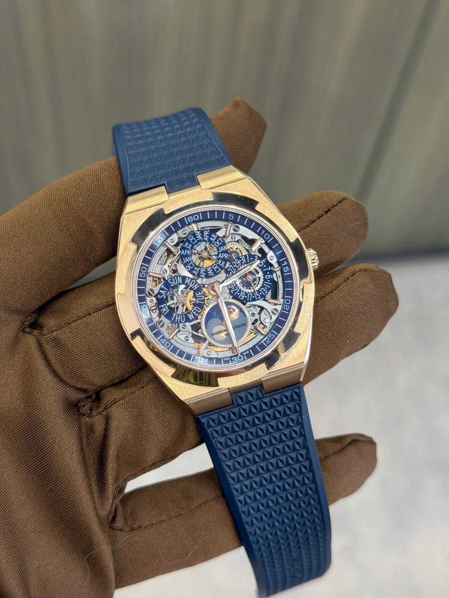 May be an image of wrist watch and text that says '160 0 10 APR PR 50 Aی SAT e 15/ M N'