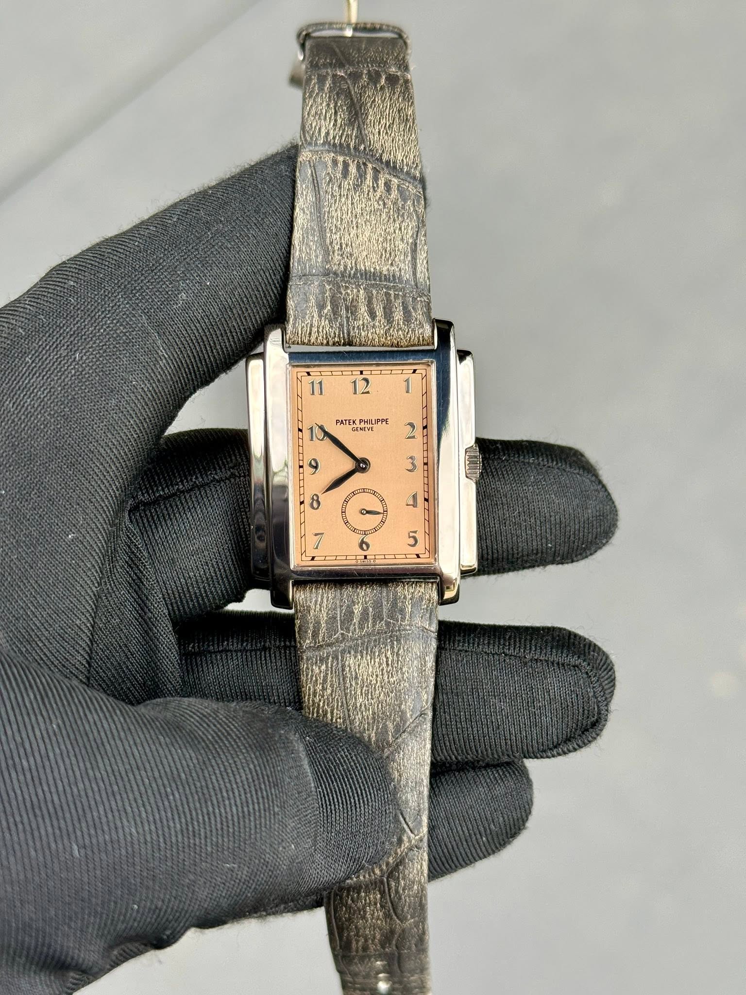 May be an image of wrist watch and text that says '11 PATEKPHLIPPE PATEK は 3 iluly 8 ١ 5'