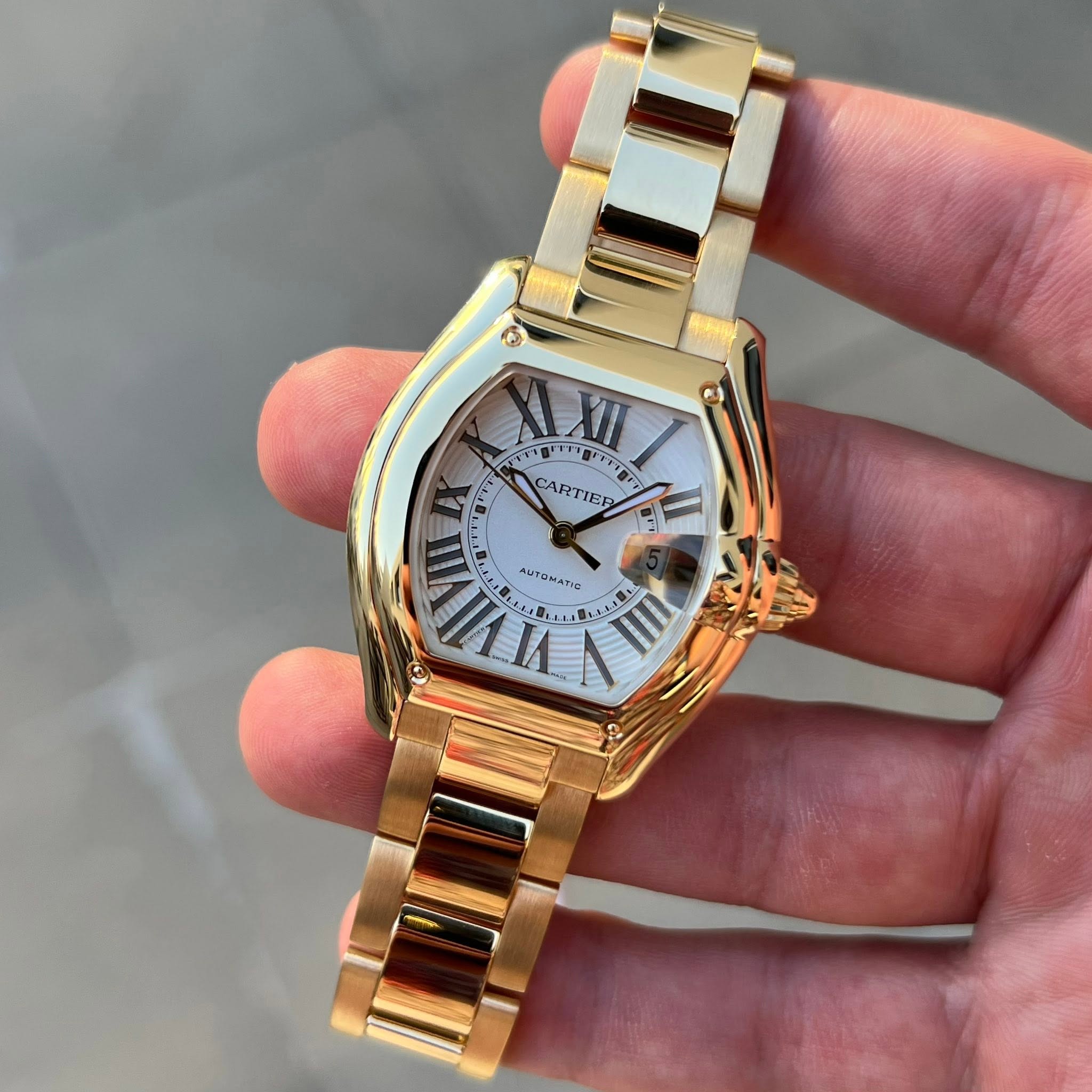 May be an image of wrist watch and text that says 'A XIII CARTIER TU e سد E AUTOMATIC パ V'