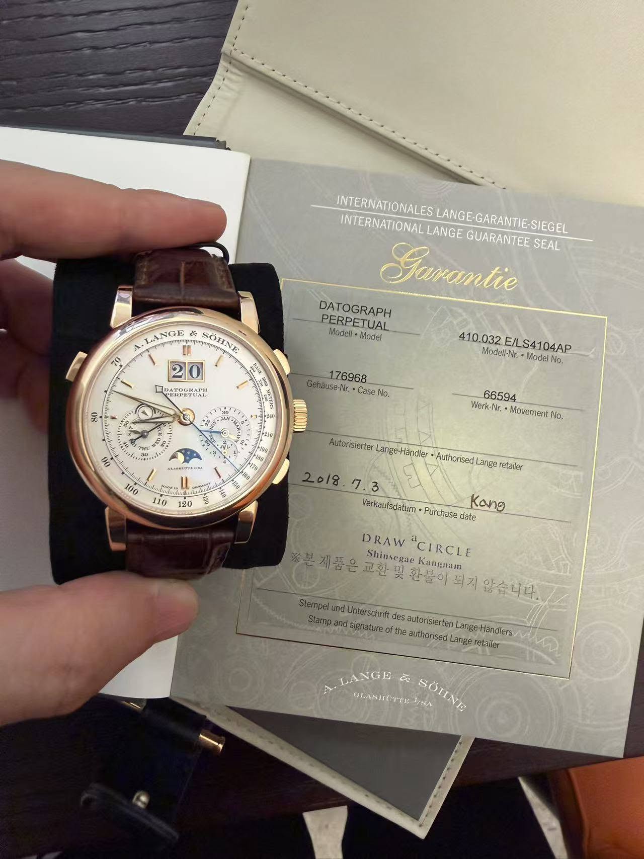 May be an image of wrist watch and text that says 'INTERNATIONALES ES INTERNAT IONALES INTERNATIONAL IONAL LANGE LANGE LANGE-GARANTIE-SIEGEL GARANTIE- Garantie GUARANTEE SEAL…