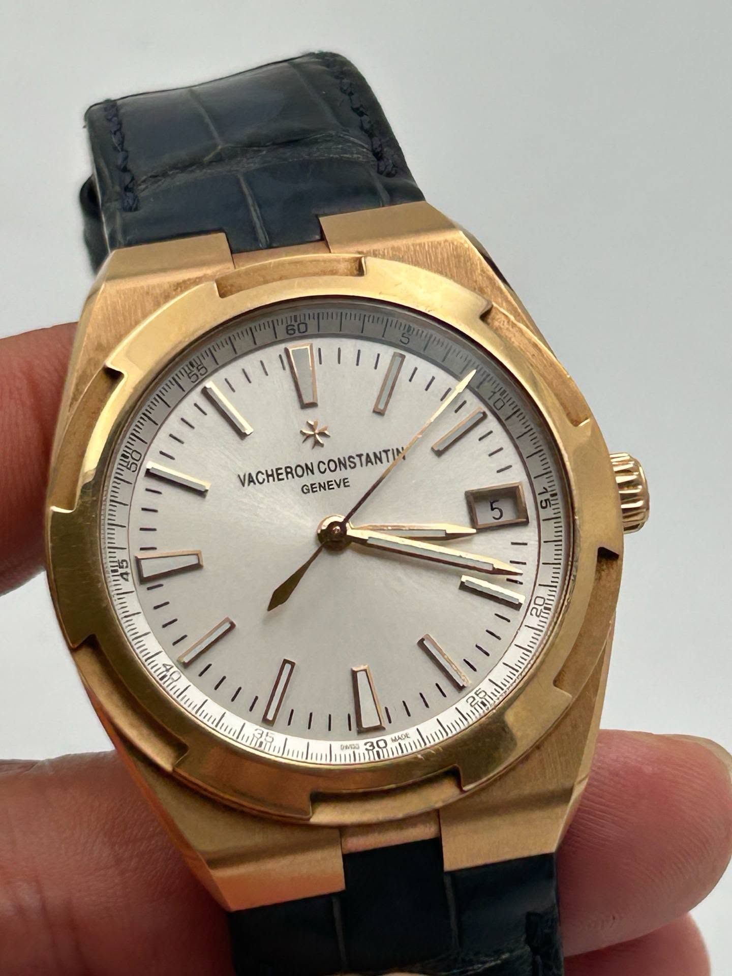May be an image of wrist watch and text that says 'س ΩO L' VACHERON VACHERONCONSTANTIY GENEVE CONSTANTIN S ,A. ا L WACE 30 福'