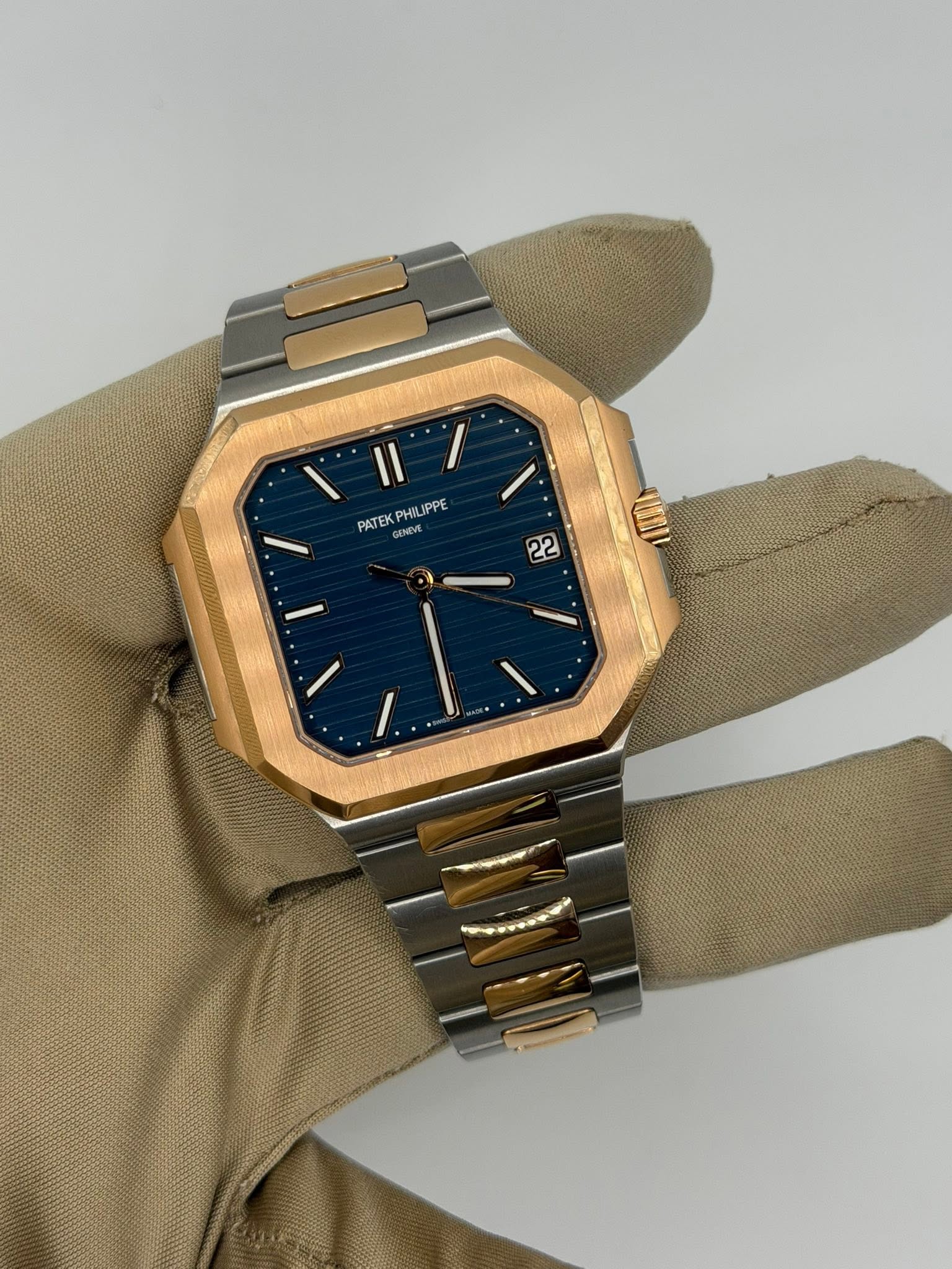May be an image of wrist watch and text that says '١ Il / PATEK PATEKPHILIPPE NVE PHILI IPPE GENEVE 22 /'