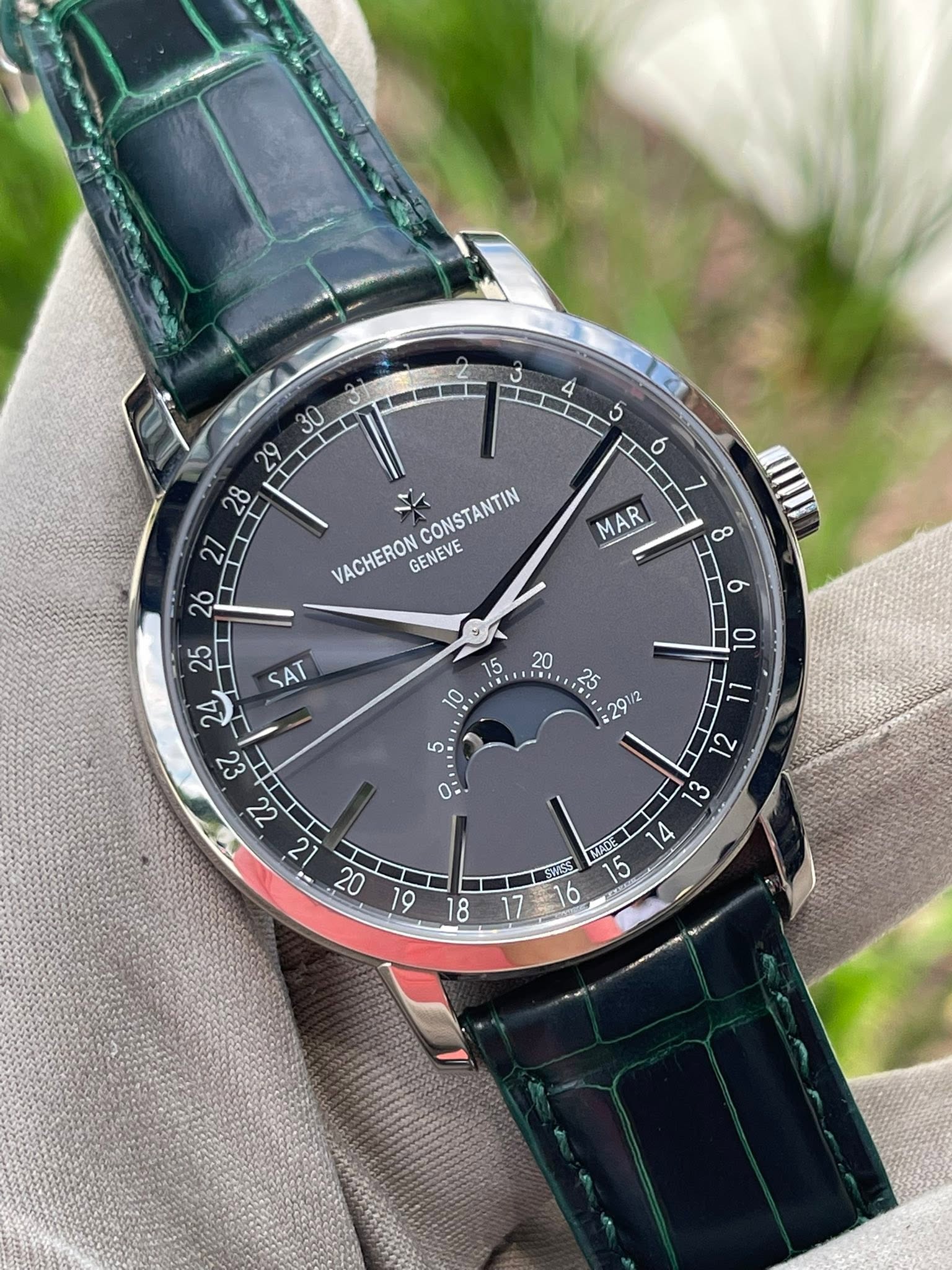 May be an image of wrist watch and text that says '4 J CONSTANTIN VACHERON GENEVE MARI 8 6 SAT 15 10 οι EZ Cυ =291/2 291/2 II 리 3 EMAD 14 SMSS '