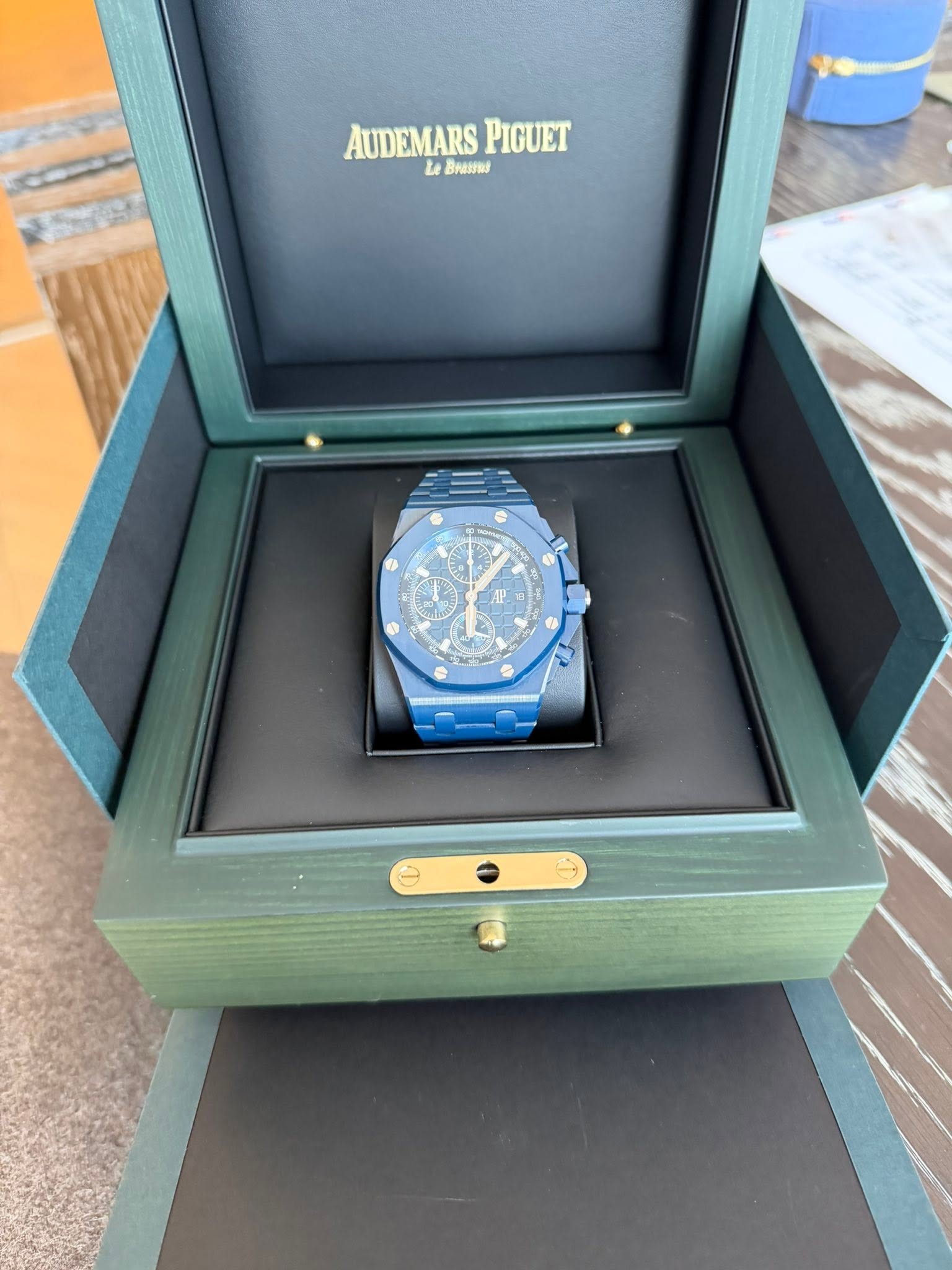 May be an image of wrist watch and text that says 'AUDEMARS AUDEMARSPIGUEI PIGUET Le BrarHt AP'