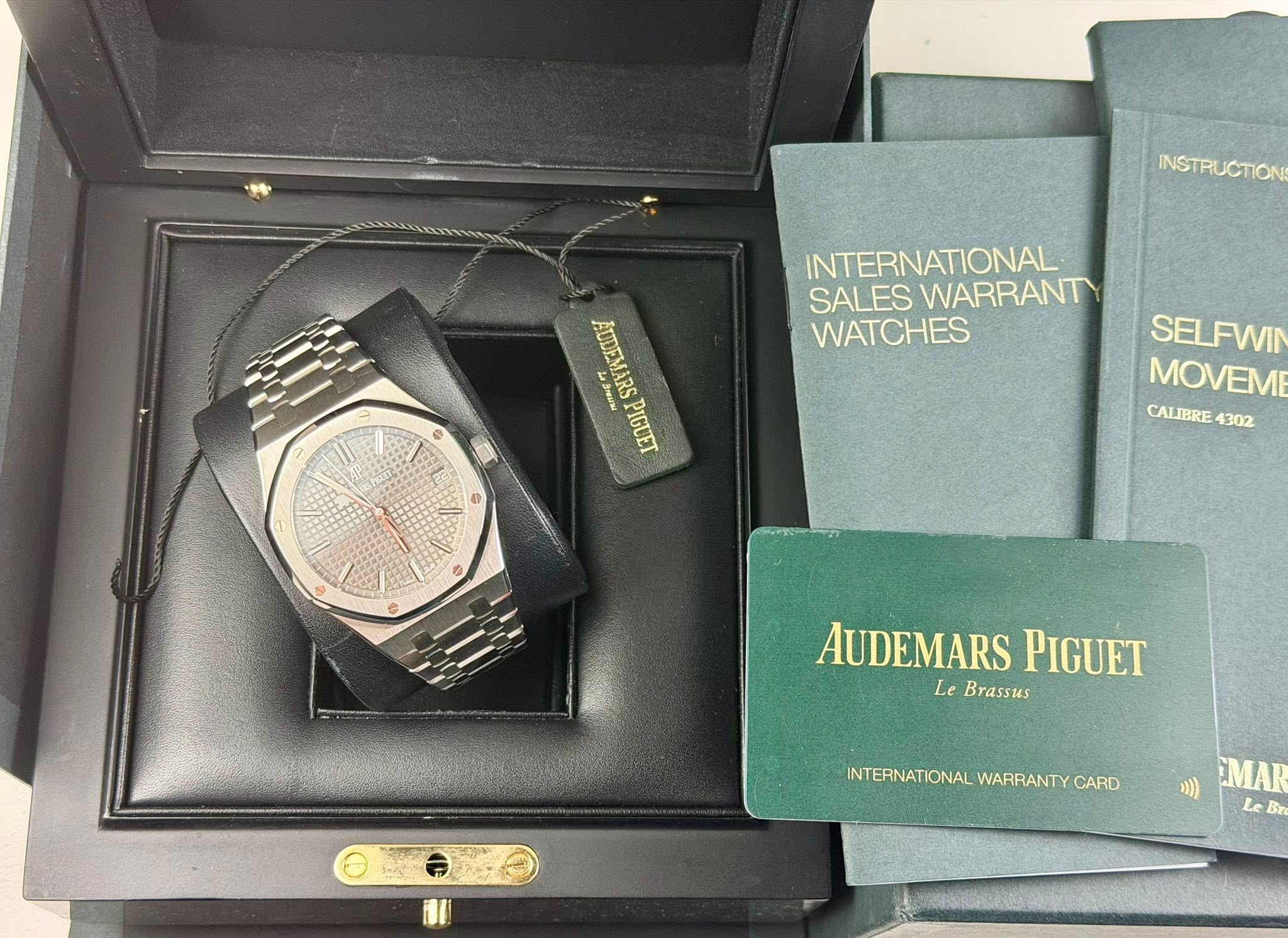 May be an image of wrist watch and text that says 'INSTRUCTIONE INTERNATIONAL SALES WARRANT WATCHES AUDEN AUDEMARS อัหยา D PIGUET A SELFWIN MOVEME CALJBRE CALJERE4302 4302 0…