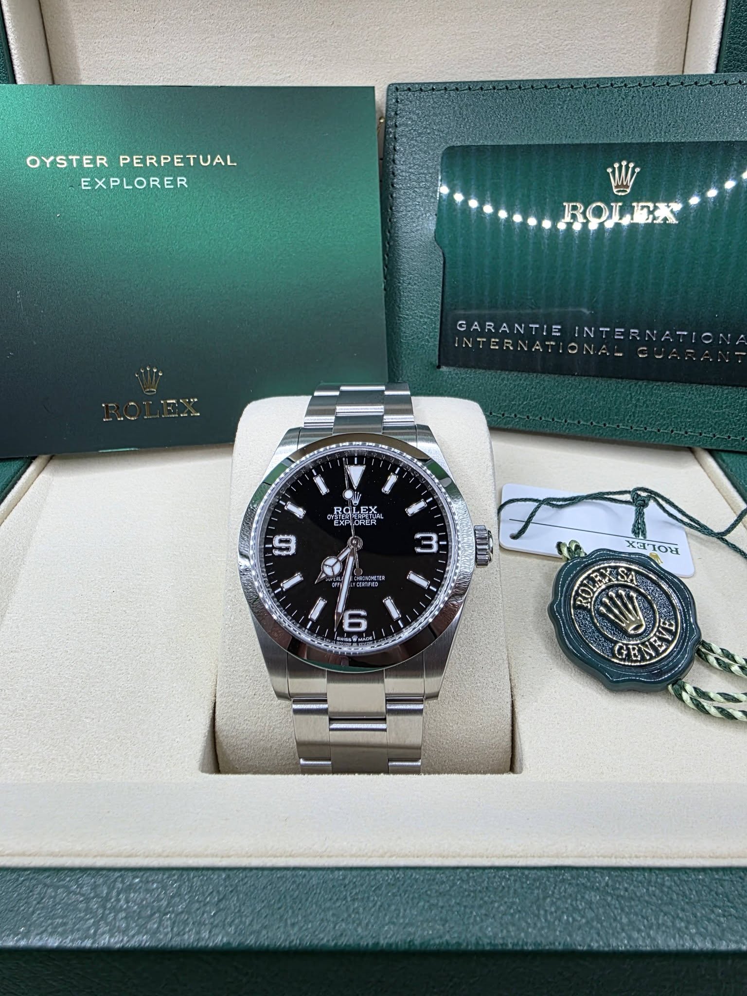 May be an image of wrist watch and text that says 'OYSTER DYSTERPERPETUAL PERPETUAL EXPLORER ROLICX GARANTIE INTERNATION INTERNAT INTERNATIONALG ព្ង ROI T.E =5 mel JGTTAER 3 ហើ…