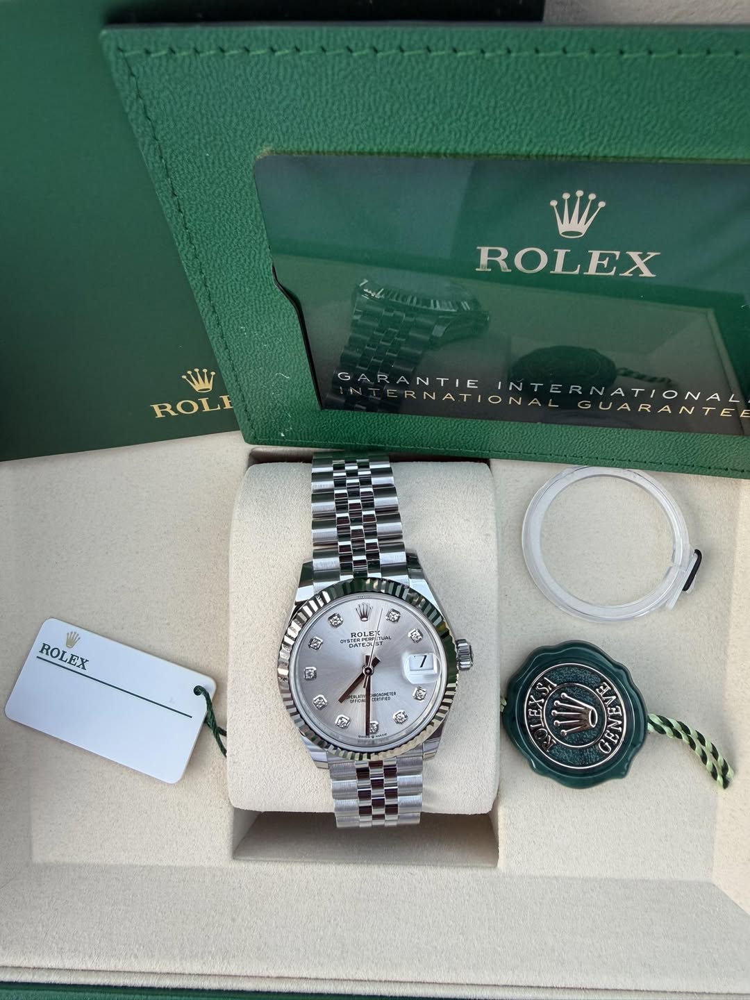 May be an image of wrist watch and text that says 'ROLEX W ROLI GARANTIEINTERNATIONAL GARANTIEINTE GARANTINTERNATIONA INTERNATIONTERNATIONA ATIONA INIERNATIONAL GUARANTE ROLEX…