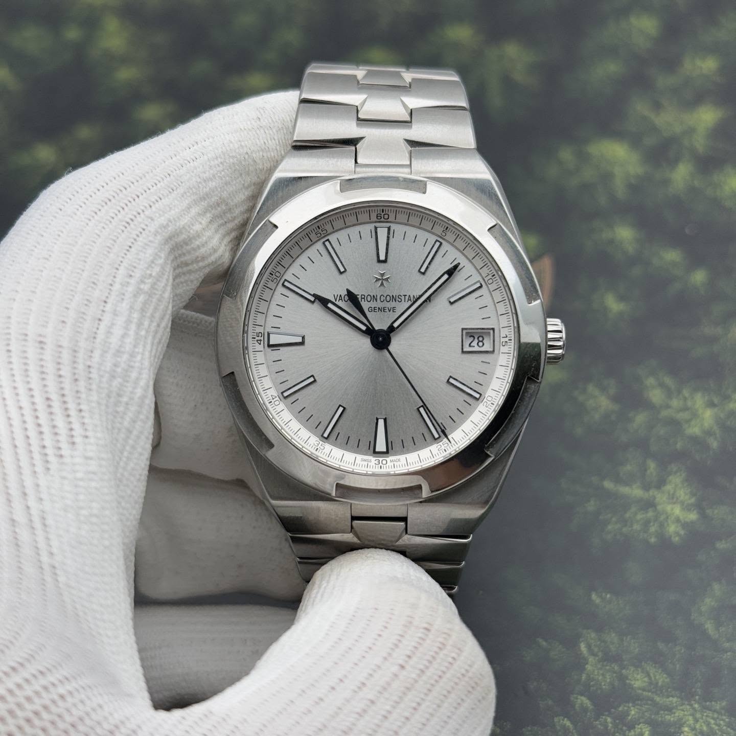 May be an image of wrist watch and text that says 'l' 1 l' 'l' VAC BON RONCONSTA 子 GENEVE ENE TE יןי l' יוי 28 ጠ I'