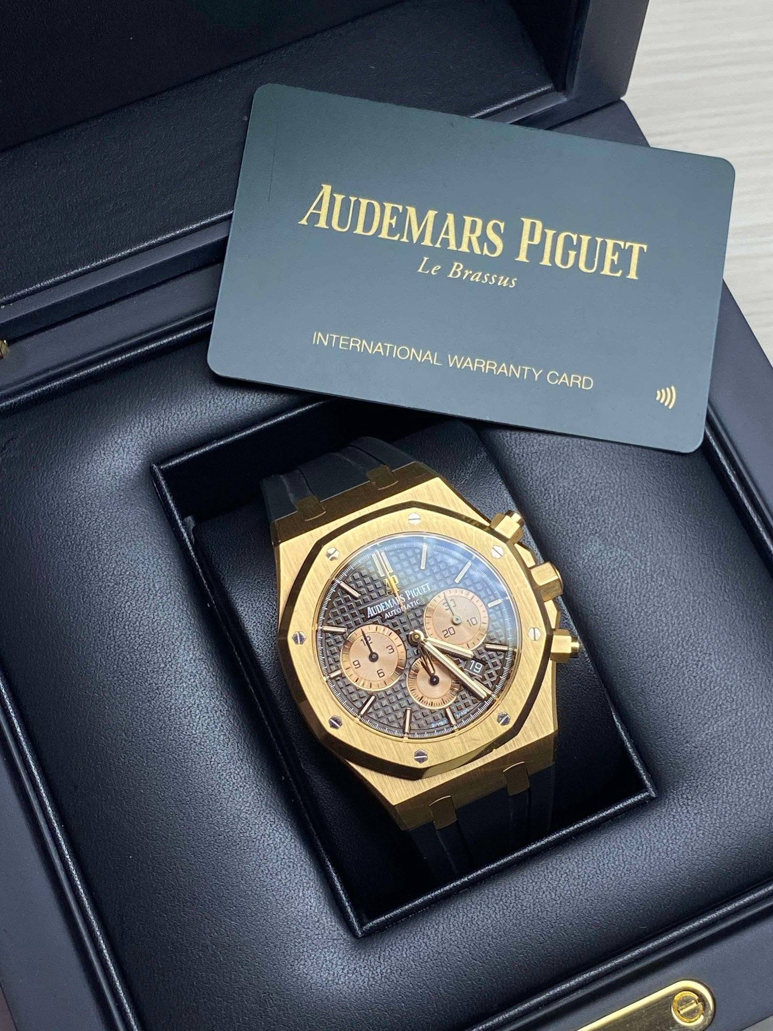 May be an image of wrist watch and text that says 'AUDEMARS Brassus PIGUET Le INTERNATIONAL WARRANTY CARD 川) 1 PIGUET ATK IULENIAC AUTO - ab N 19 nul'
