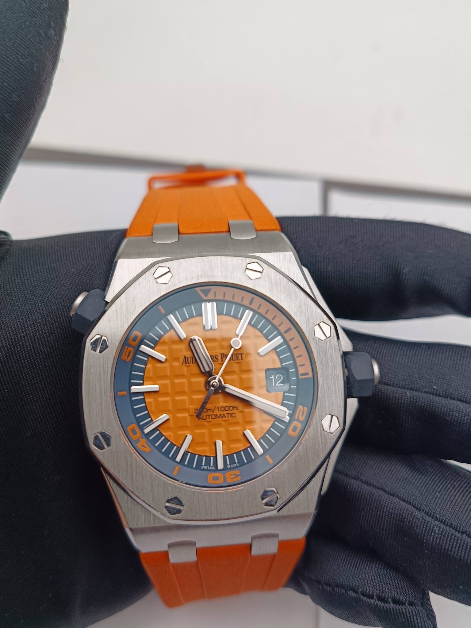 May be an image of wrist watch and text that says 'Au ET 12 1000t TOMATIC 20 Ο O 3E B'