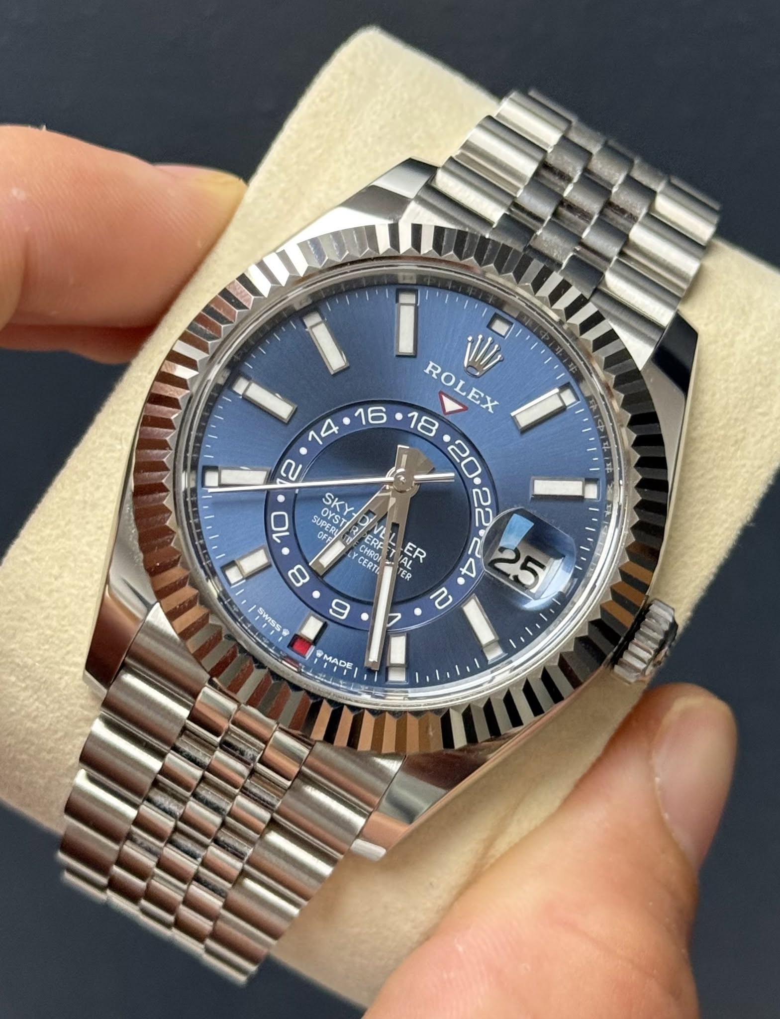 May be an image of wrist watch and text that says '1111 ROLEX SUPERU SUDEDS VPERE BE ERFE VL OYST SKY 17 CE y OFE RFE IAL ER 8 CERTE AO TEP ど染 ER 9 / C SWISS n 5 5 גייי #'