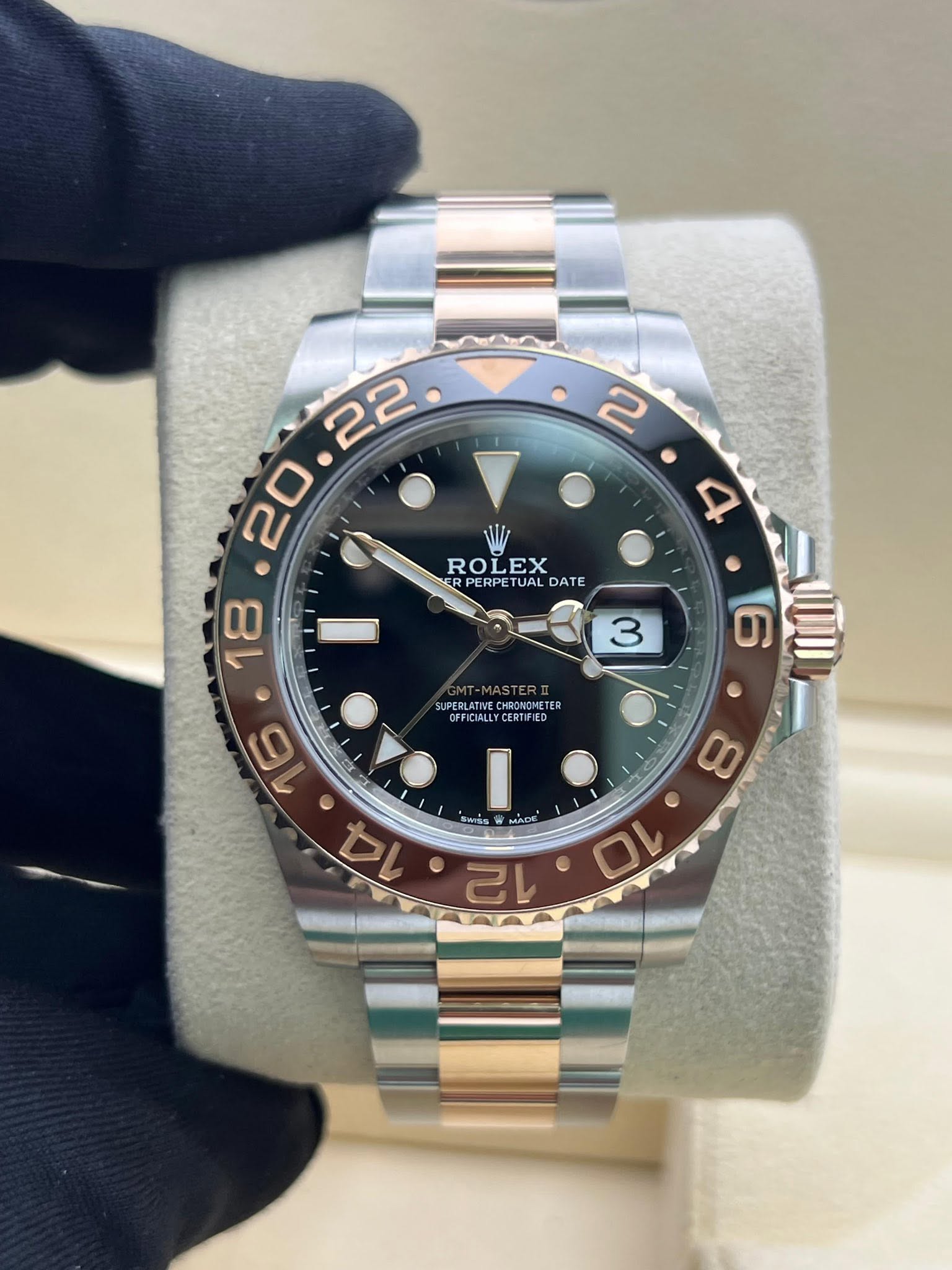 May be an image of wrist watch and text that says ' WI ROLEX ER RPERPETUAL DATE 18 3 6 SUPERLATIVE HRONOMETER SUPERLATI/EER DMETER OFFICIALET FICIALLY.CERTFFIED CERTFIED รเพจจิ…