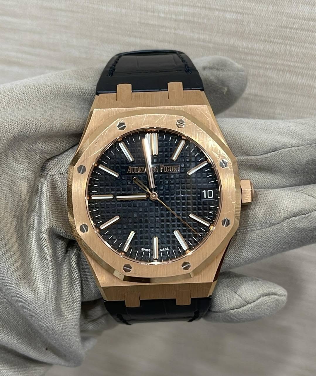 May be an image of wrist watch and text that says '10 SWiss MAD MADE S'