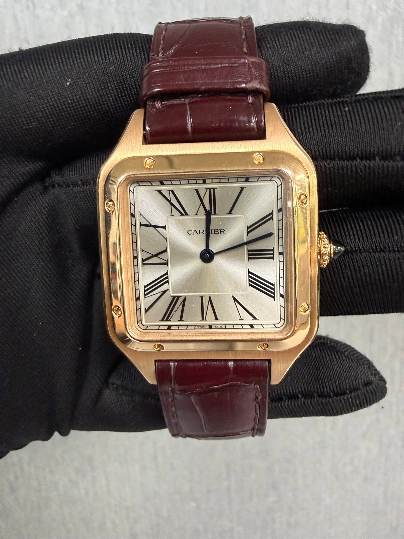 May be an image of wrist watch and text that says 'X KXI/ CAR CARTIER LER 株蛋宝 ی'