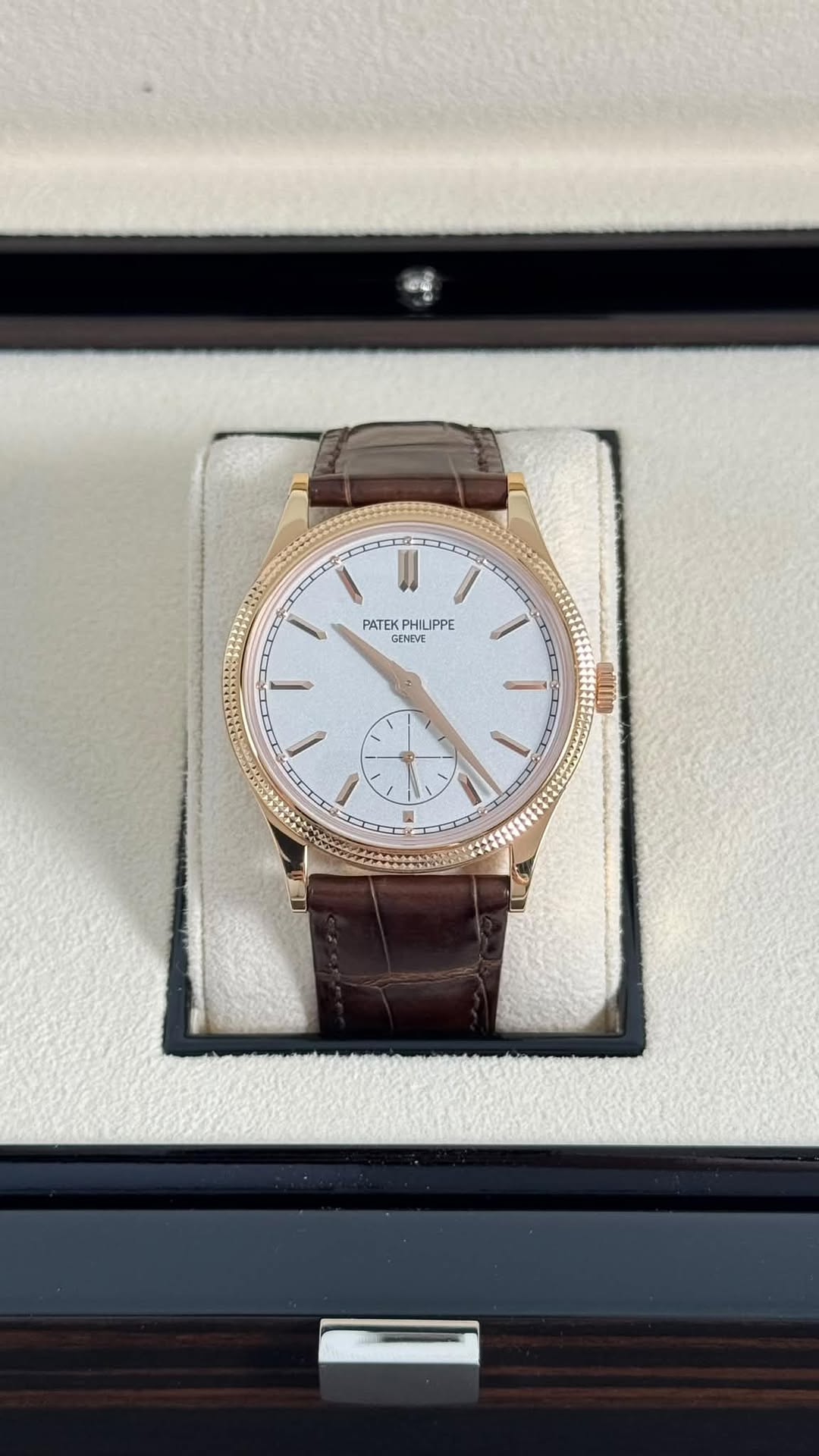 May be an image of wrist watch and text that says 'וה 2 II I PATEKPHILIPPE PATEK HILIPPE GENEVE S ! GLIIO'