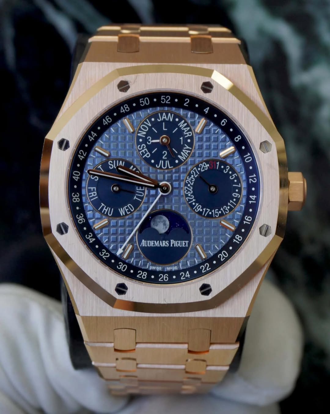 May be an image of wrist watch and text that says ' N JAN MAR - SEP 2 SUAI D JUL 40 S 38 FRI THU WED 8 G 10 • 12 6 • AUDEMARS PIGUET 18 20 22 รพครุร MADE 28 26 24'