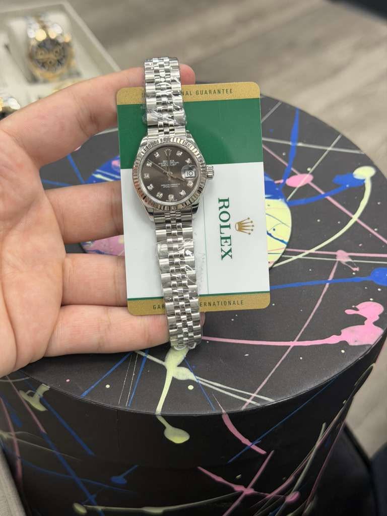May be an image of wrist watch and text that says 'AL ALGUARANTEE GUARANTEE 0 حد d 3 3 专 te H ះ 戦 20 10 KOTT E ROLEX EX Wiy ERNATIONALE'
