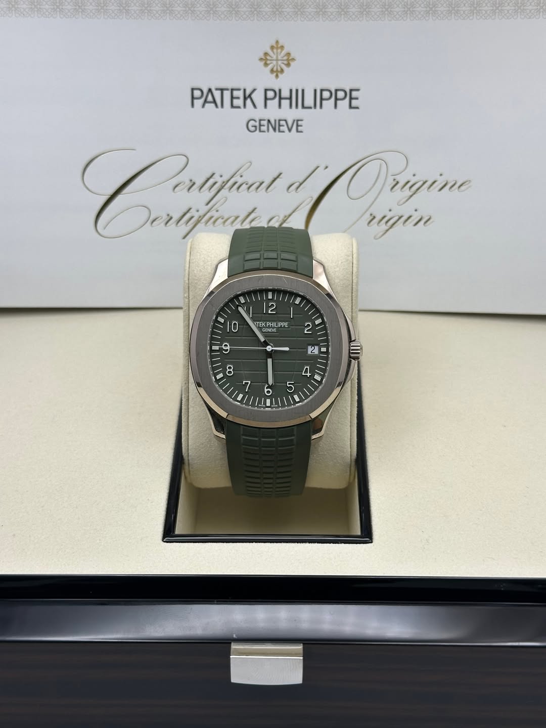 May be an image of wrist watch and text that says 'PATEKPHILIPPE PATEK PHILIPPE GENEVE Chtfinl ertifical Origine Oetifiatea rigin 副 2 L u 10 nEPH TEKPHLI HUIPP PE 2 9 o '