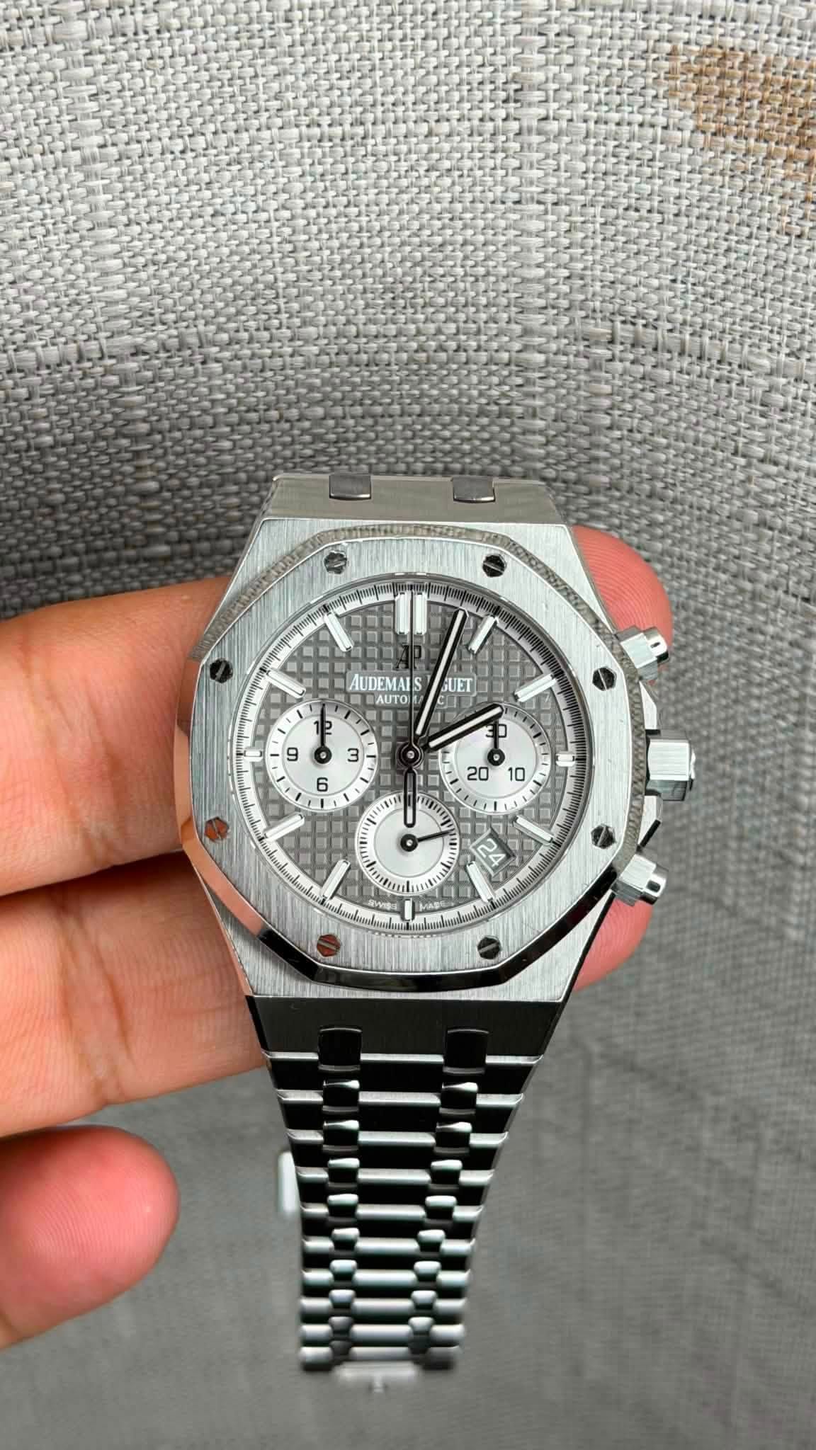 May be an image of wrist watch and text that says 'AUDEMAI BAUTO 1 UET IL I 土 20 10 10 N 24'