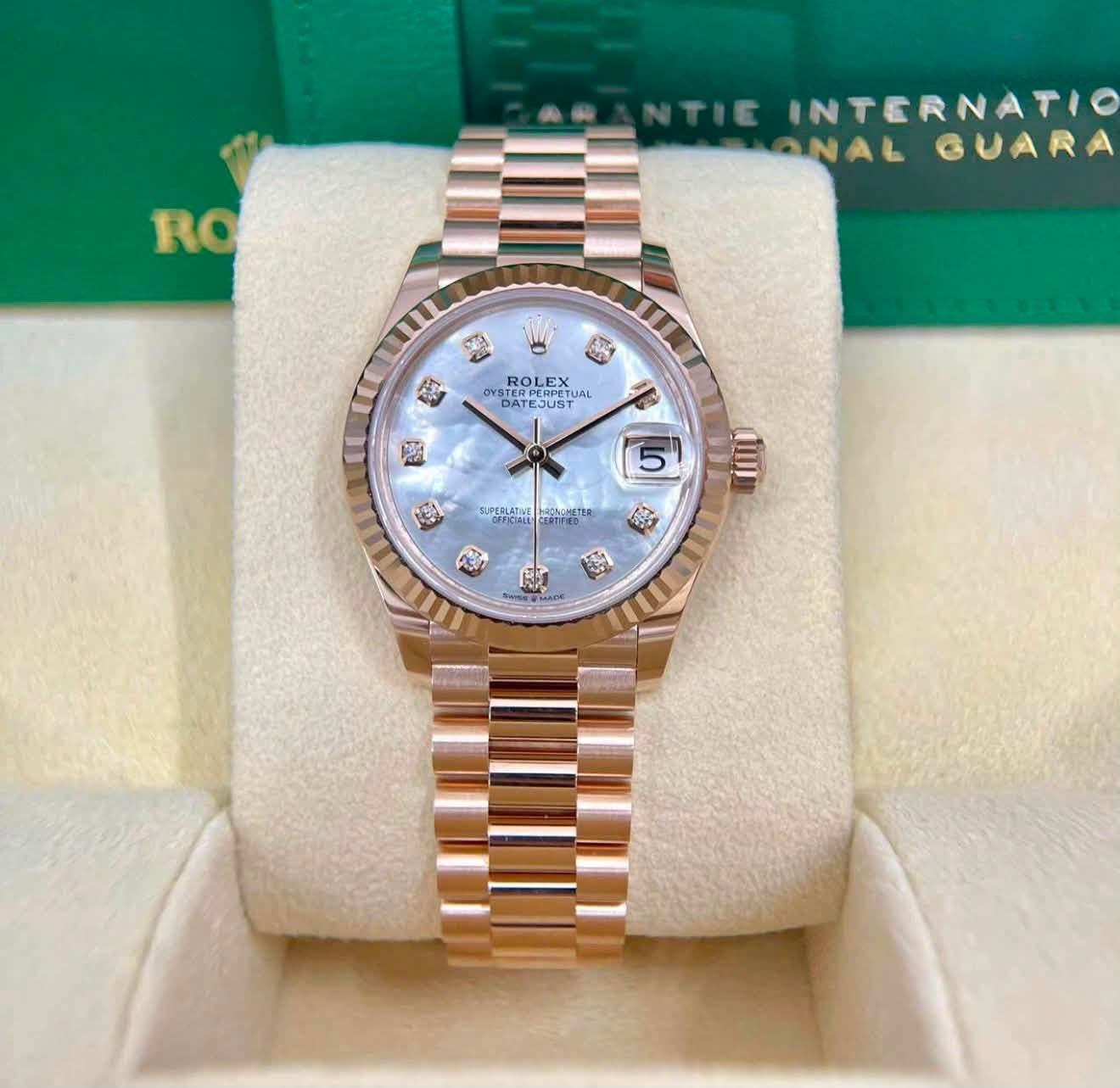 May be an image of wrist watch and text that says 'RO INTERNATIO ONAL GUARA C 岛 ROLEX OL ROLEX LE OYS ST HaeeDo DATE BIEEN ATE CRPEIL ATEJUST STERPERPETUAL LISTE 題 OPERLATAE 5 W1'