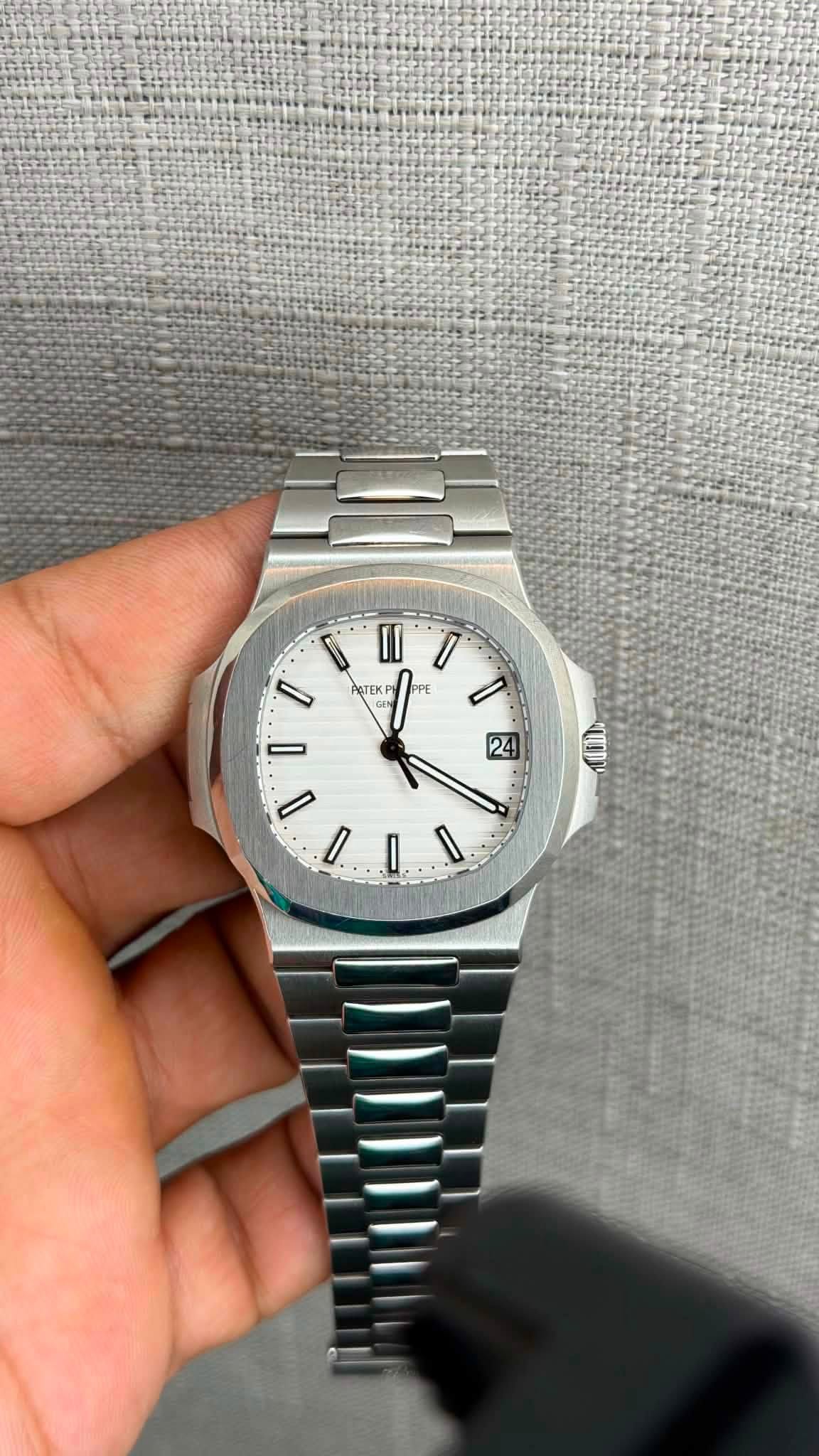 May be an image of wrist watch and text that says '0 II I STEKP / 24 ١ I'