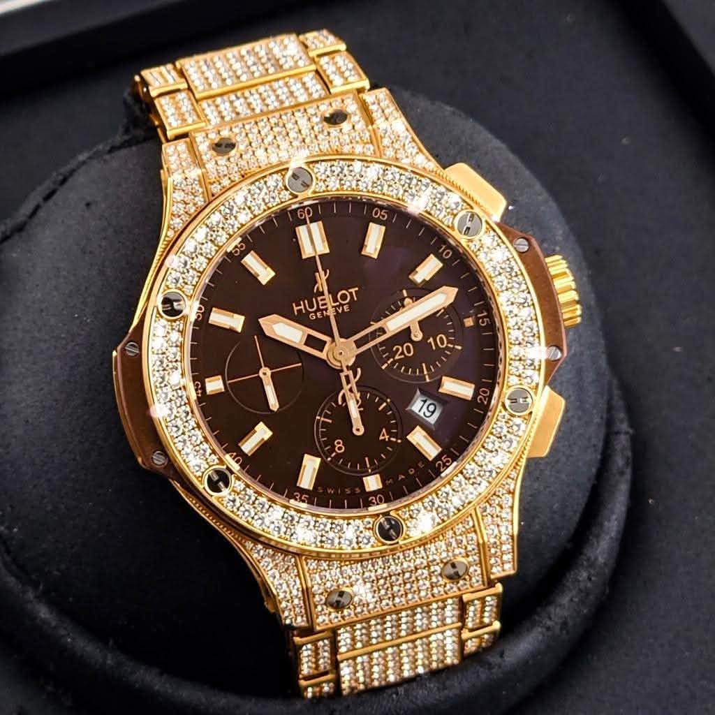 May be an image of wrist watch and text that says '05 55 ! HUELOT LOT 50 I 0 0 s 5 20 10に T'
