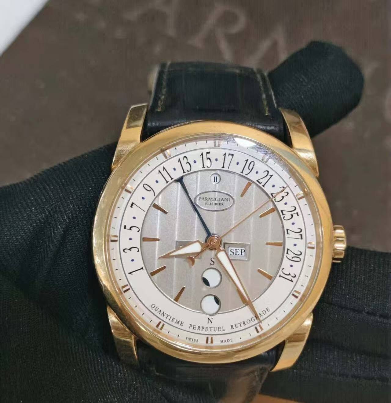 May be an image of wrist watch and text that says '5 E PARMIGIANI LATKIER 25 27 SEP 29 ن I 3 S ,日、 QUANTIEME U1 DE N PERPETUEL RETROG II WISS MADE'