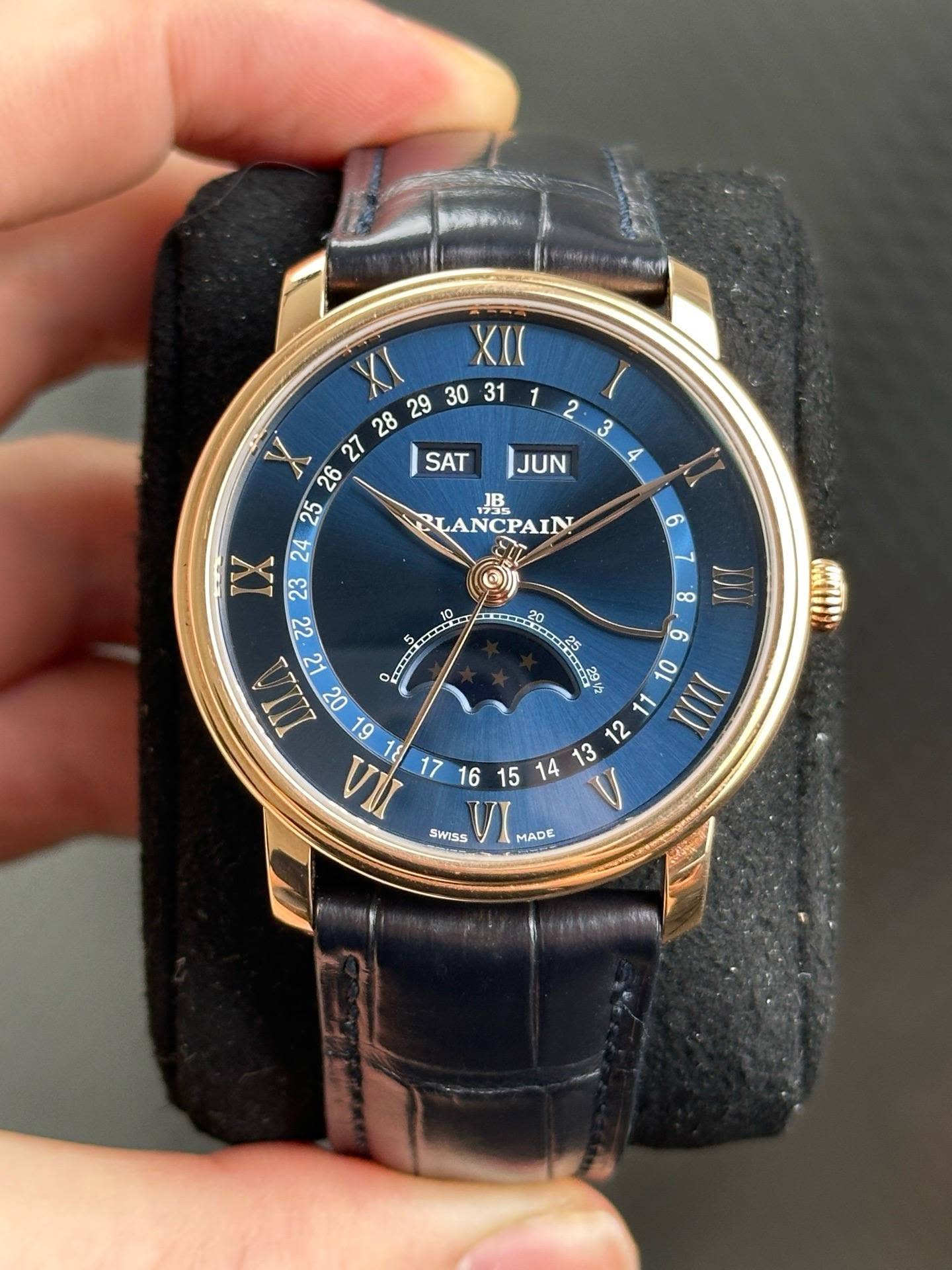 May be an image of wrist watch and text that says 'JUN JB LANCPAIN И 1 2 X ኢ 27 28 XI SAT 4 25 TV VII 18 17 16 SWISS ม ج 15 14 13 MADE 19キベ40'