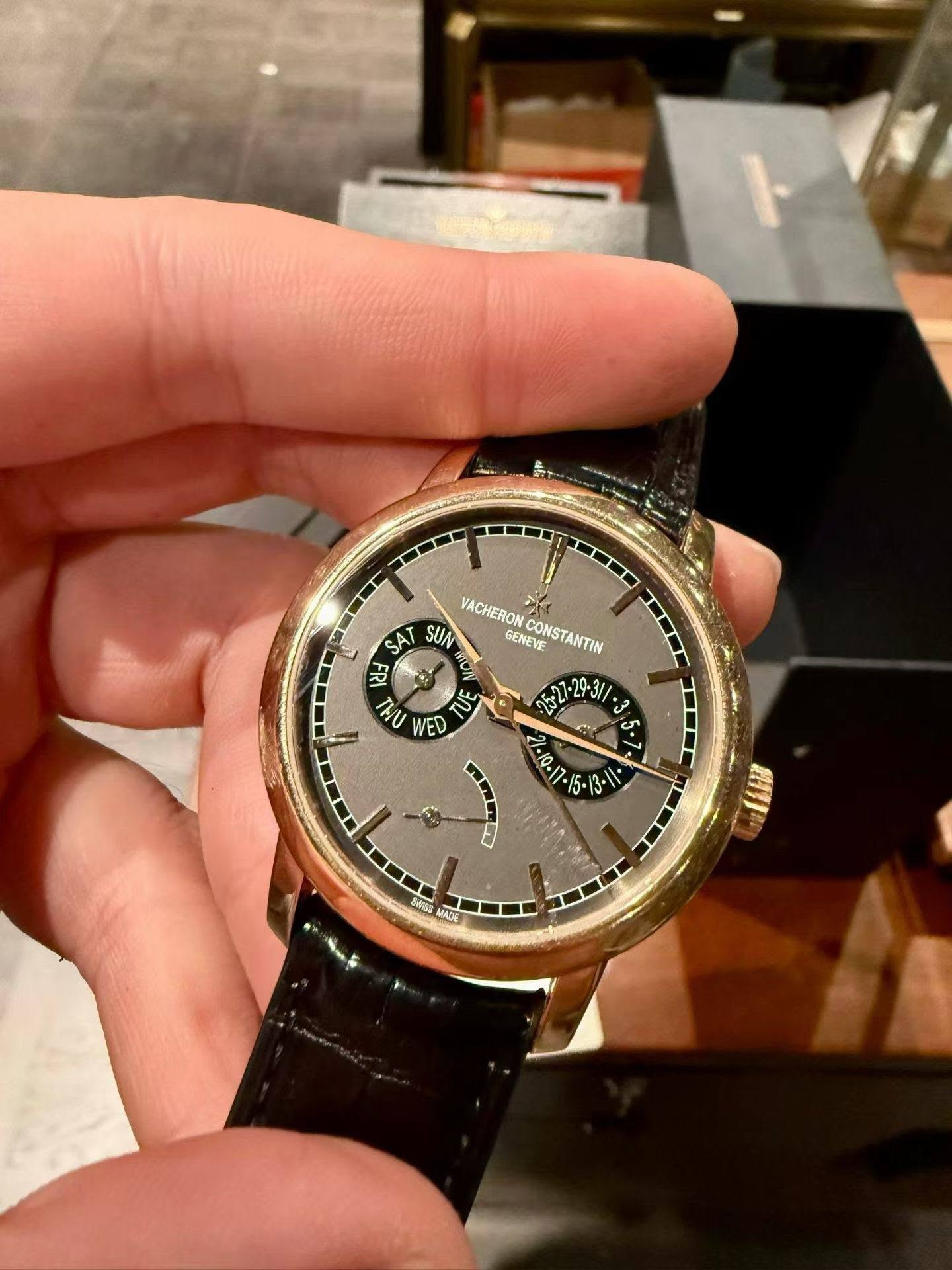 May be an image of wrist watch and text that says 'I VACHERON ر SAT SUN GENEVE CONSTANTIN D เปร่ 07-29-31/ 29-31 •3 3 מיות WED צל 5-7 بی عد ロ معمم = 翻力 6жeec MADE'