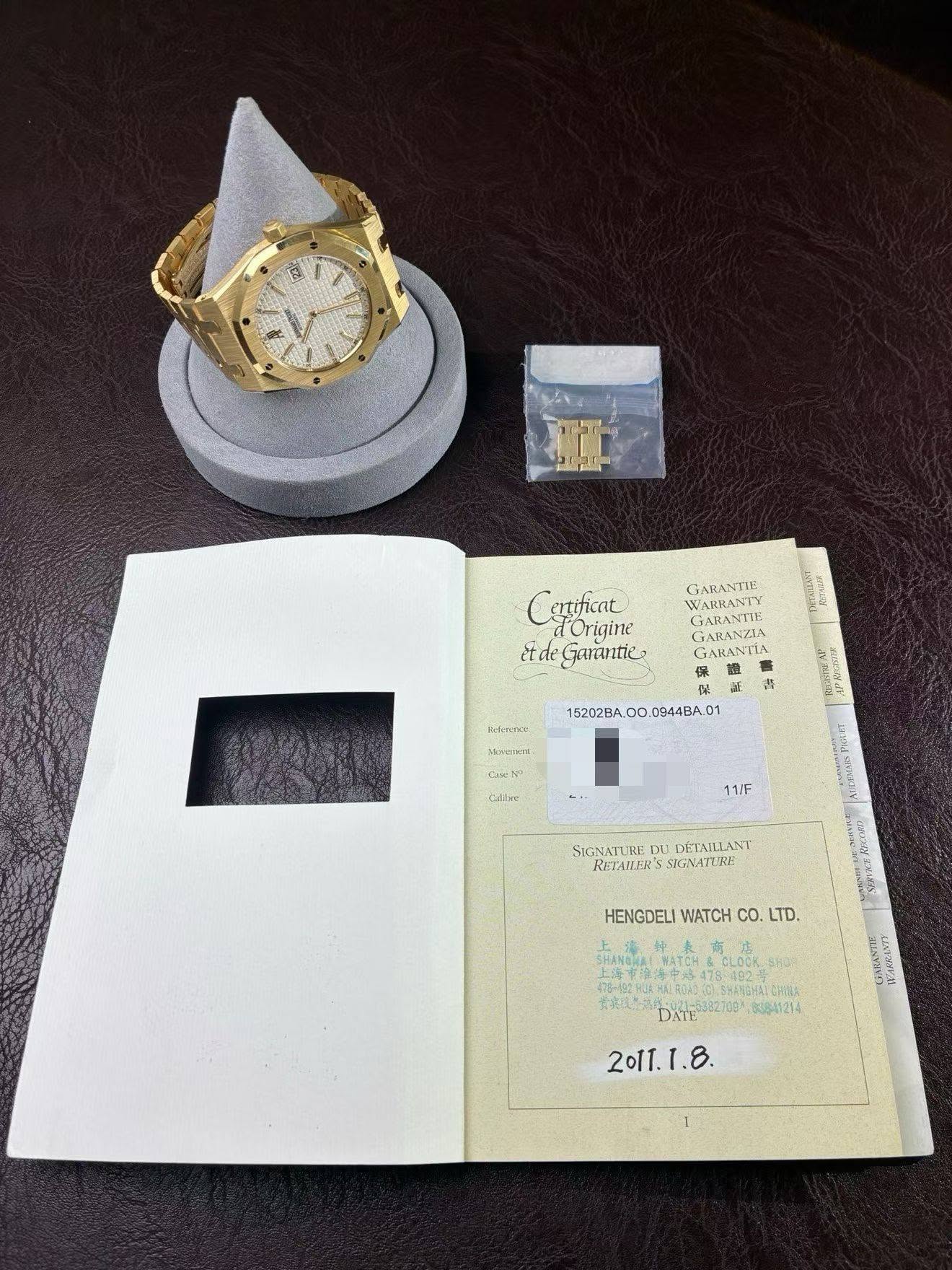 May be an image of ring and text that says 'Cetheat Origine etde Ganantie 三さと GARANTIE WARRANTI GARANIE GARANZIA AAN AKANTIA 佛 體 保 15202BA.00.0 15202BA.00.0944BA.01 00. .0944B0 蓝…