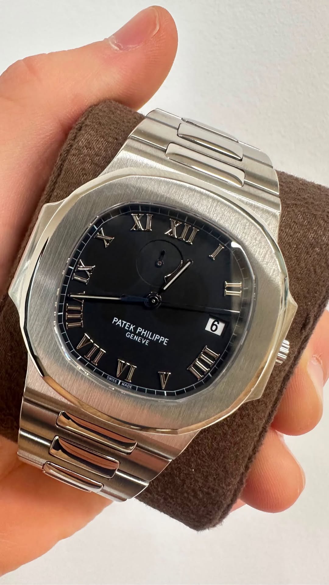 May be an image of wrist watch and text that says 'PATEK GENEV PHILIPPE VE 服山 III J'