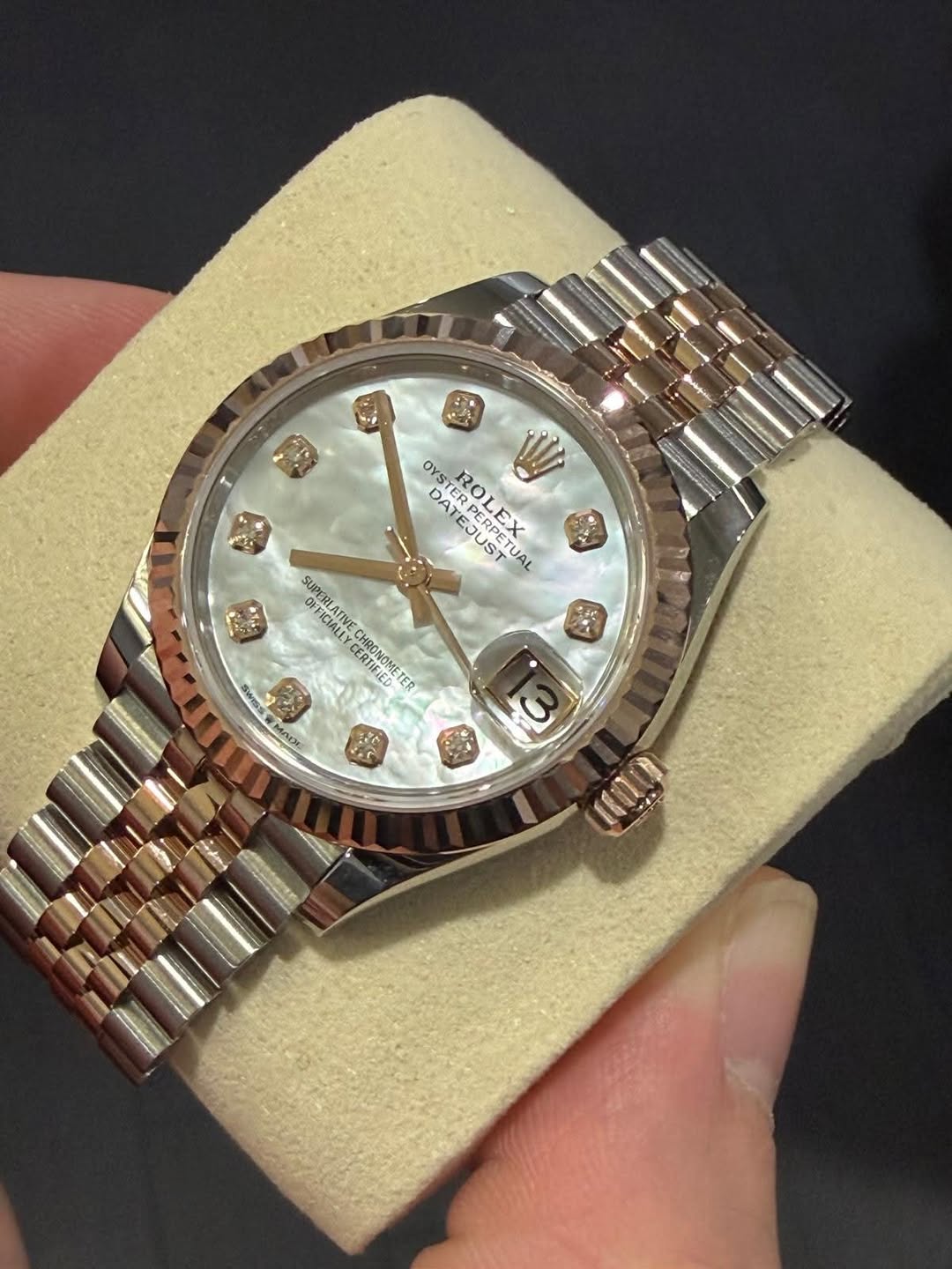 May be an image of wrist watch and text that says 'Ore م DAT DATEJUS DARP STERP ROLEX ROL RPERPETU εο ESAPET JUSTAL ST SUPERLATIVE SUPEH SUPERI OFLATIV SUPERLATIVE FICIALLY…