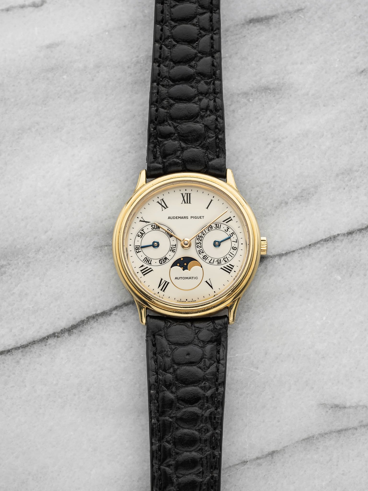 May be an image of wrist watch, leather and text that says '' XII XI AUDE AUDEMARS FIGUET SA : 7 ز % S 1 FUE O F FM ΠΗA ΜΙΥЛΙ l IIN ΝΙTΩΜΑΤΙΣ ۸'