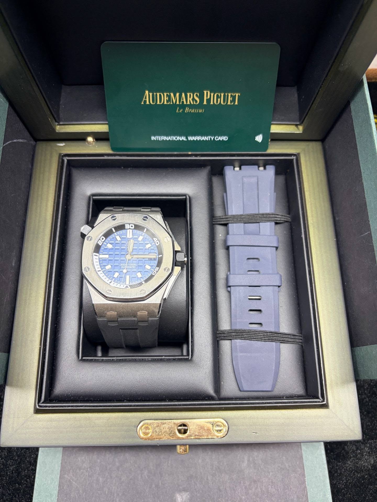 May be an image of wrist watch and text that says 'AUDEMARS AUDEMARSPIGUET PIGUET Le Le Brassns INTERINATIONAL NTERUATONALWAPRANTYCARD WARRANTY CARD 30 80 40'