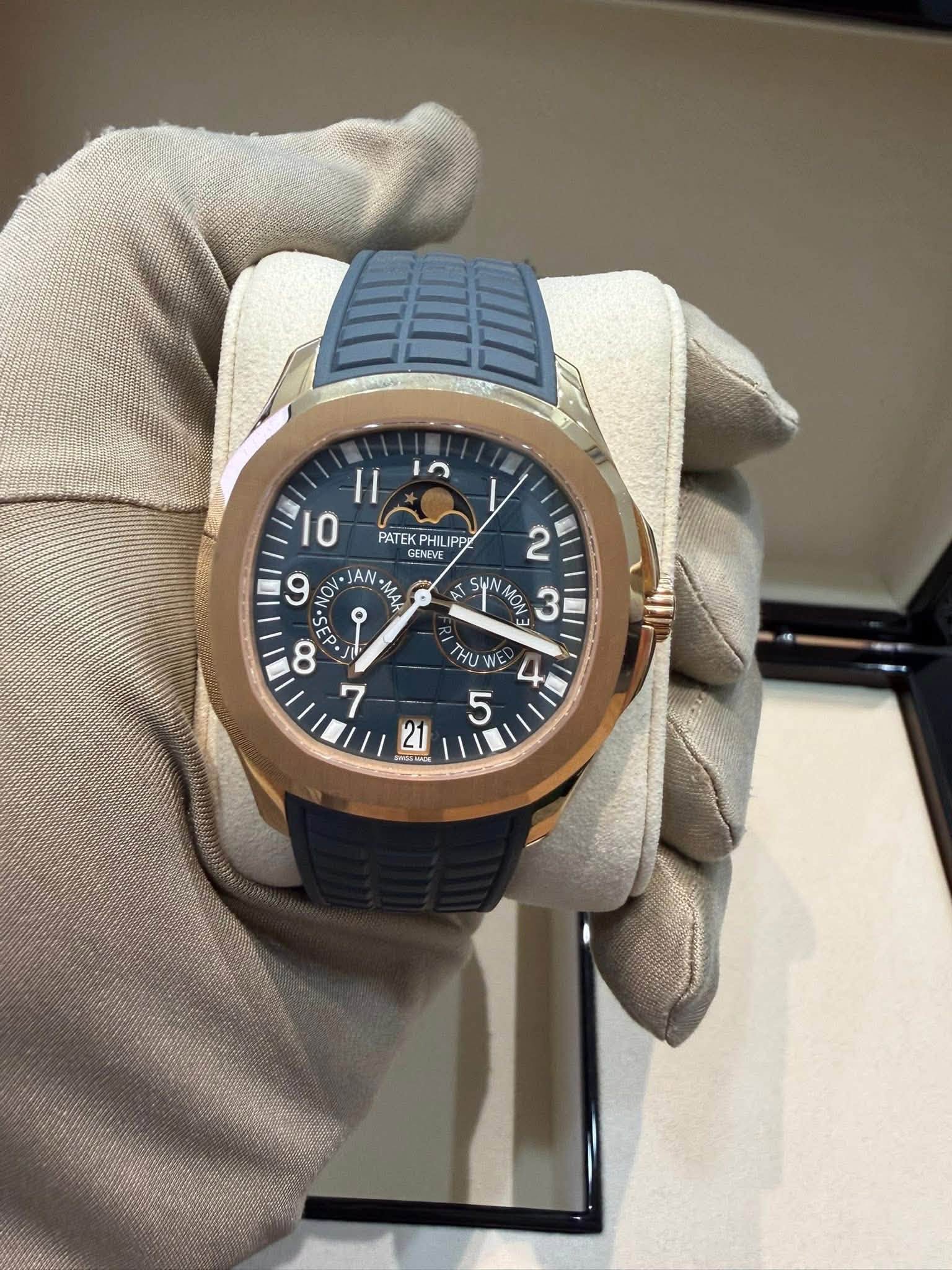 May be an image of wrist watch and text that says 'S LIID ILLLD ۲ PATEK PHILIPP PHIL GEND GENEV 10 م JAN MA c لله Oe MON له Ηυ WE 4 5 21 SWUEMUK'