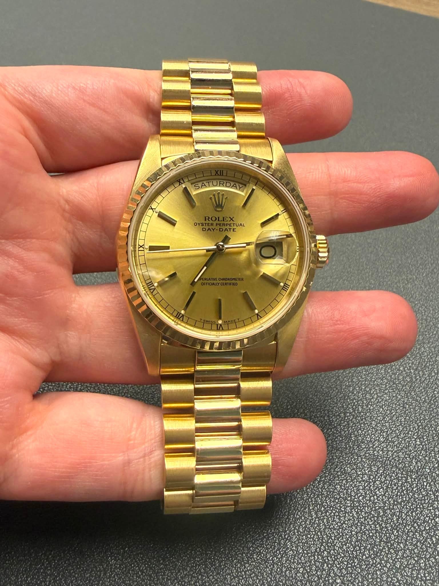May be an image of wrist watch and text that says 'SATURDA SATURDAY RDAY SAT Οι OYSTE PETUAL ALLUD'