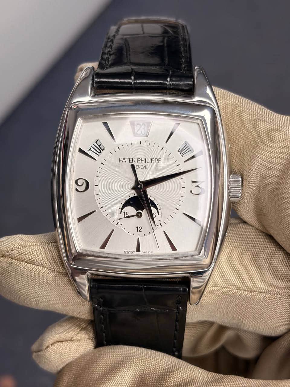 May be an image of wrist watch and text that says '23/ TUE PATEK PATEKPHILIPPE PHILIPPE ENEVE JUL १ ന 18 6 ١ 12 SWISS MADE'