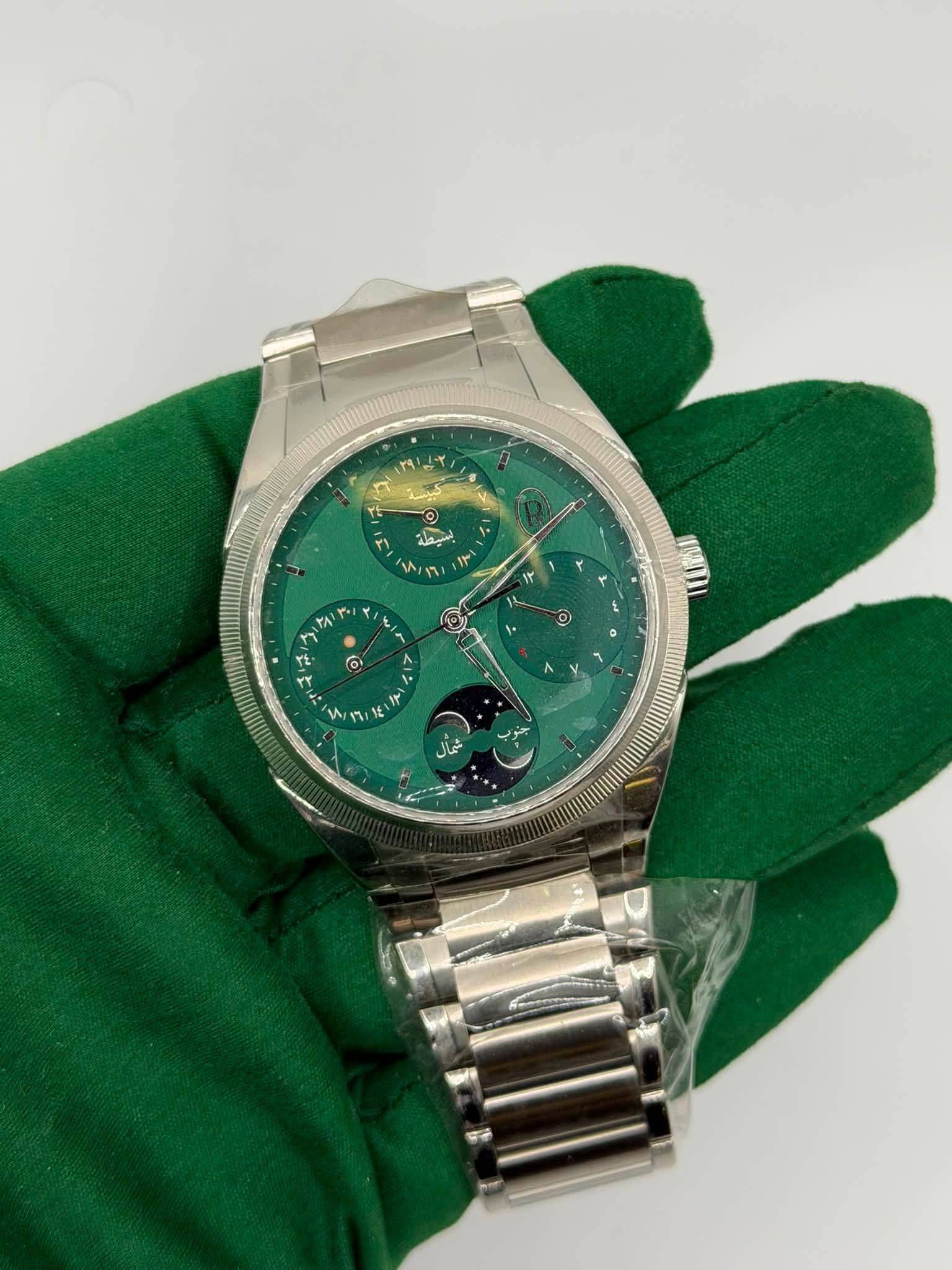 May be an image of wrist watch and text that says '۲۲۰ © مروا * ۸ 入 YA 7 ت ۲ O A ۱۳ ۲ W 1% t شمال'
