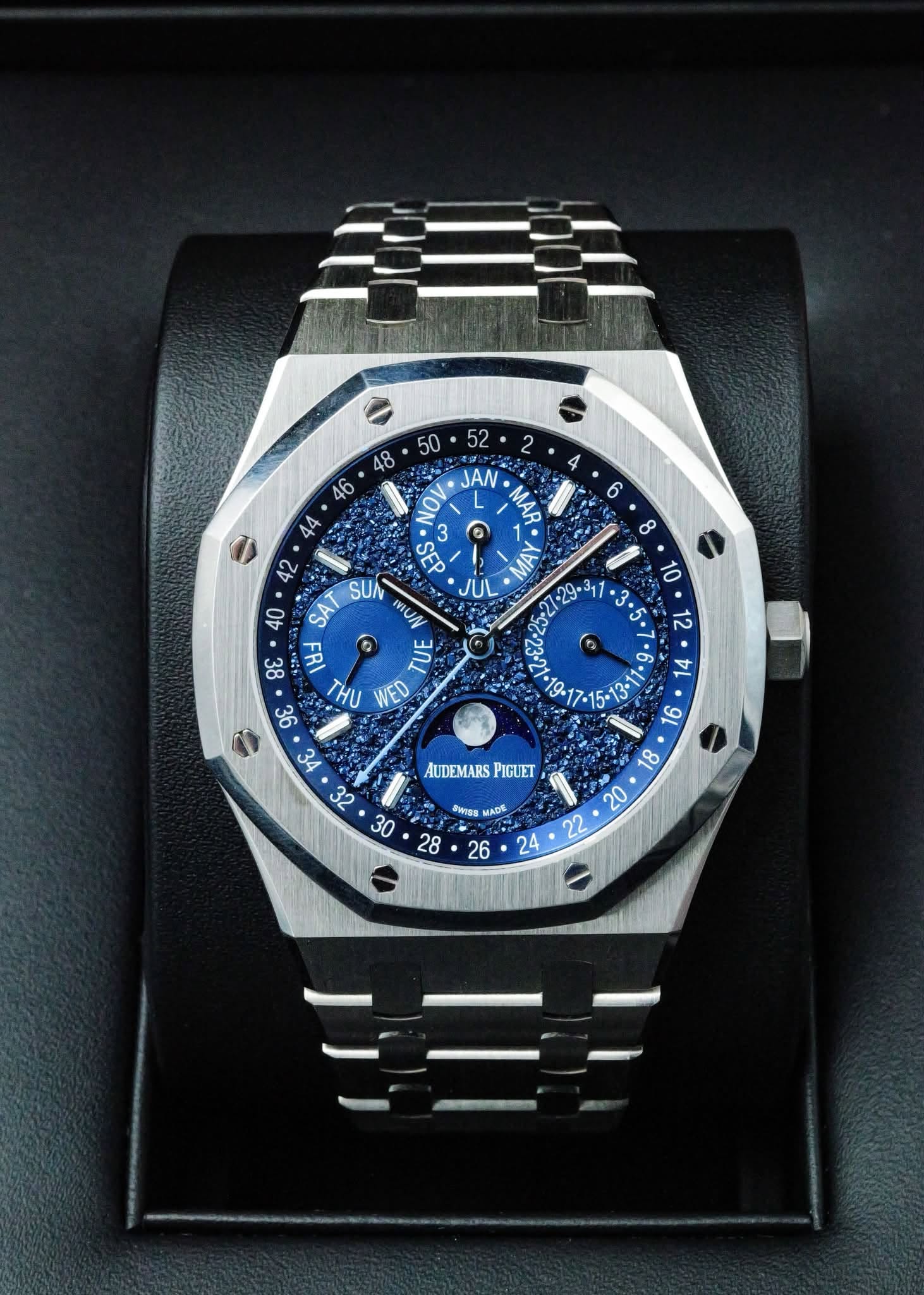 May be an image of wrist watch and text that says ' b bb JAN MAR o • 2 SEP 3 MAA 40 Abs SUN JUL WIUN 38 FRI TUE THU WED •3 9L AUDEMARS PIGUET สวพณล MADE ထ JEE'