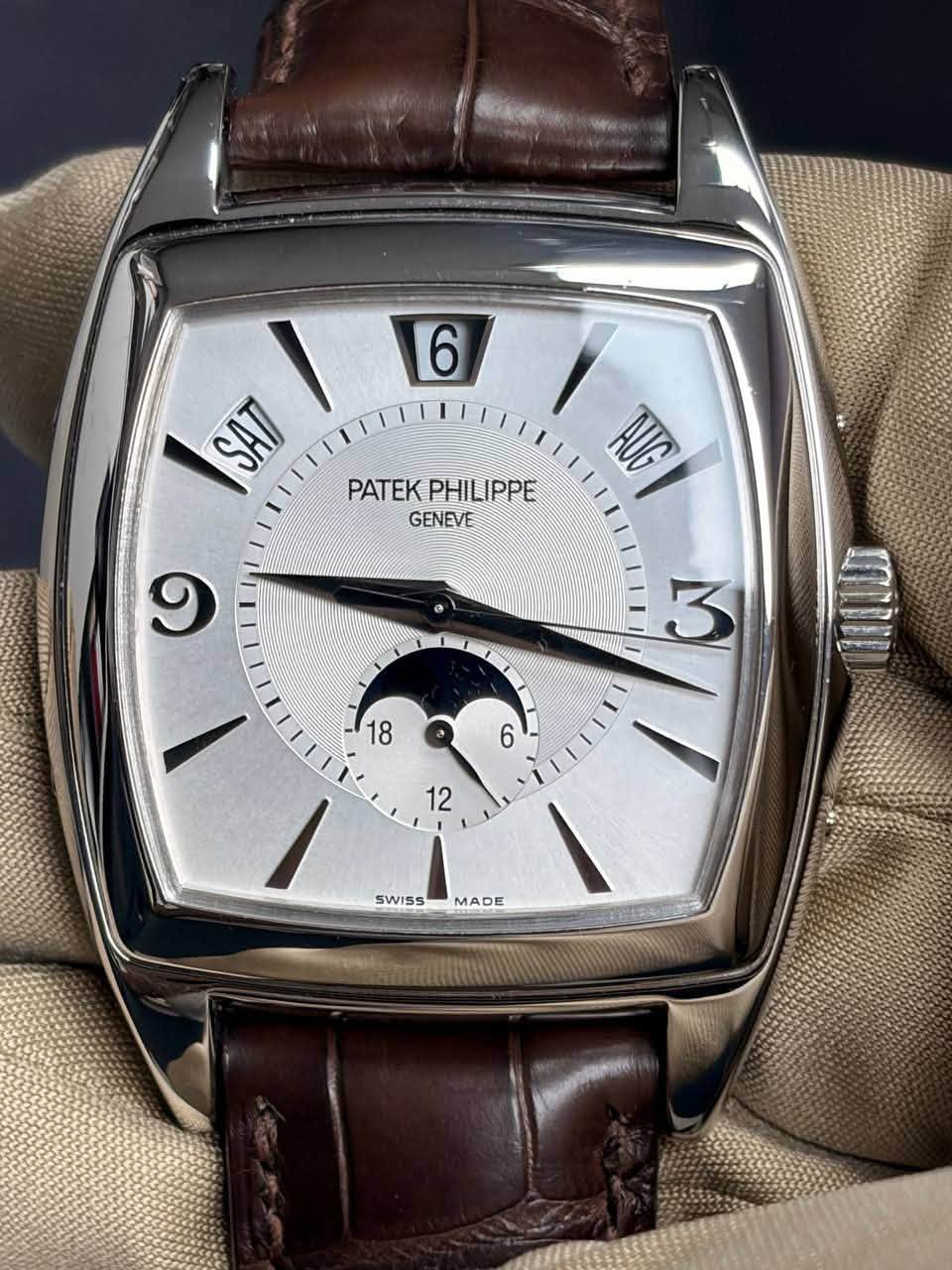 May be an image of wrist watch and text that says 'COKSENN 6 SATI PATEK PHILIPPE GENEVE AUG ৩ 3 18 6 TIL 12 SWISS MADE'