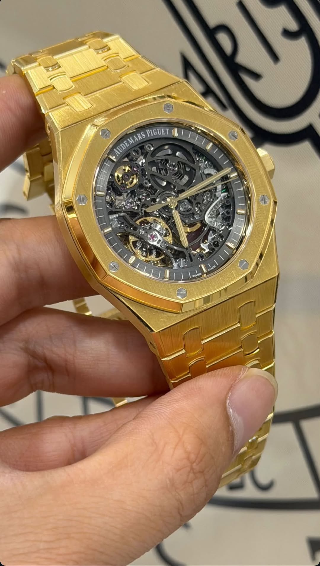 May be an image of wrist watch and text that says 'a a FAUDEMARSPIC & AUDEMARS AUDEM PIGUET تا A መ ين לל ; 7'