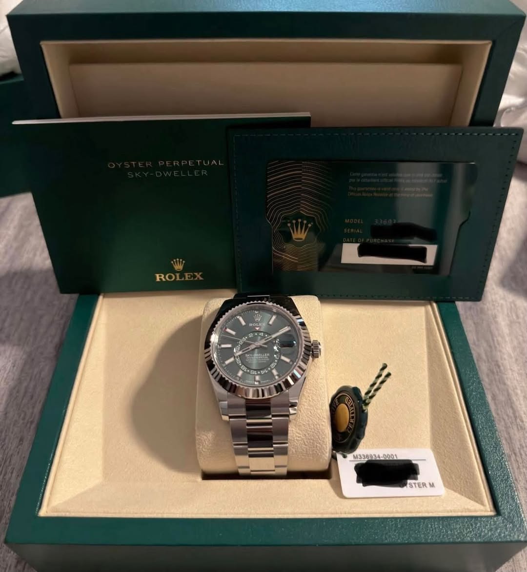 May be an image of wrist watch and text that says 'ROL A 健 _M336034-0001 m3360a 34- STER M STER'