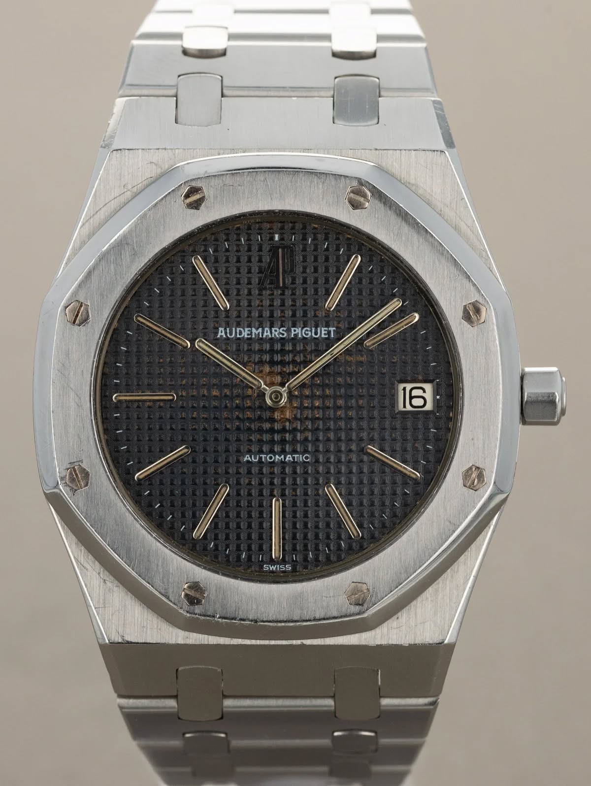 May be an image of wrist watch and text that says 'AUDEMARS AUDEMARSPIGUET PIGUET 16 AU ΑΥΤΟΜΑΤΙ SWISS'