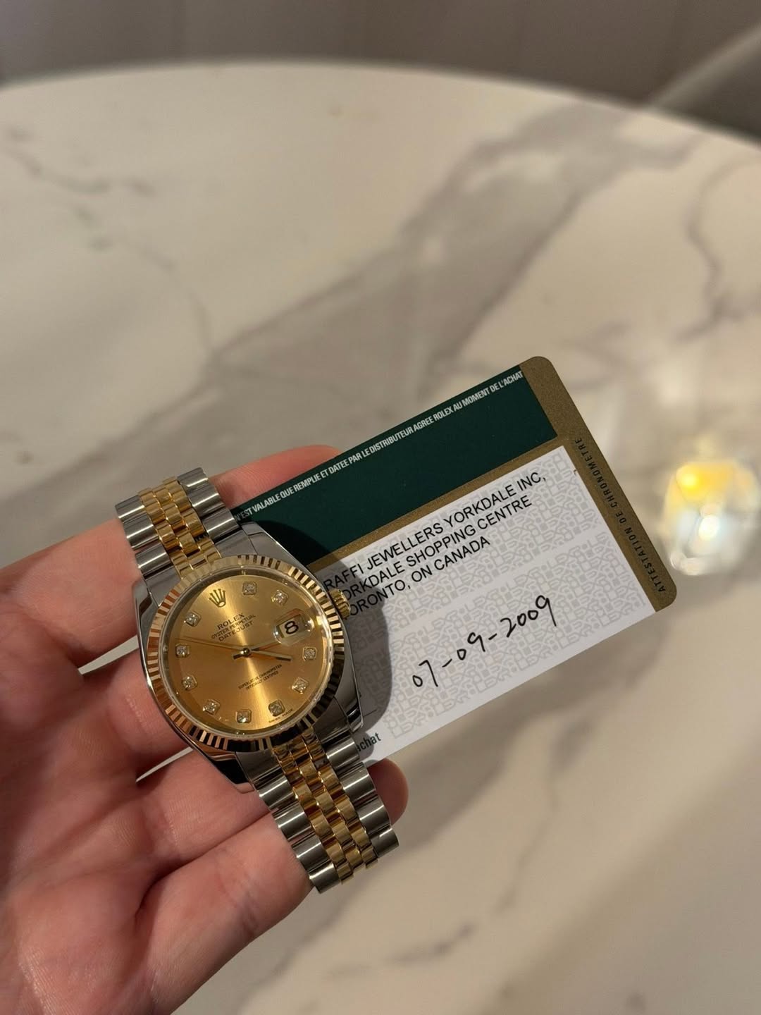 May be an image of wrist watch and text that says 'ACHAT UMOMEN OLE 民房 DATE PAR ARL DISTRIB RIEMPLIE THALABLE 4AA EQU QUIE INC, YORKDALE CENTRE FI JEWELLERS SHOPPING DALE DALE NTO…