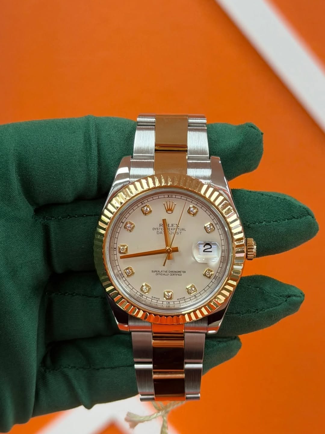 May be an image of wrist watch and text that says '4 W ساه OYSTE LEX LE DA TUAL よな 風 2 SUPERATIVE B OFFICIALLY DERTFED G 然 保'