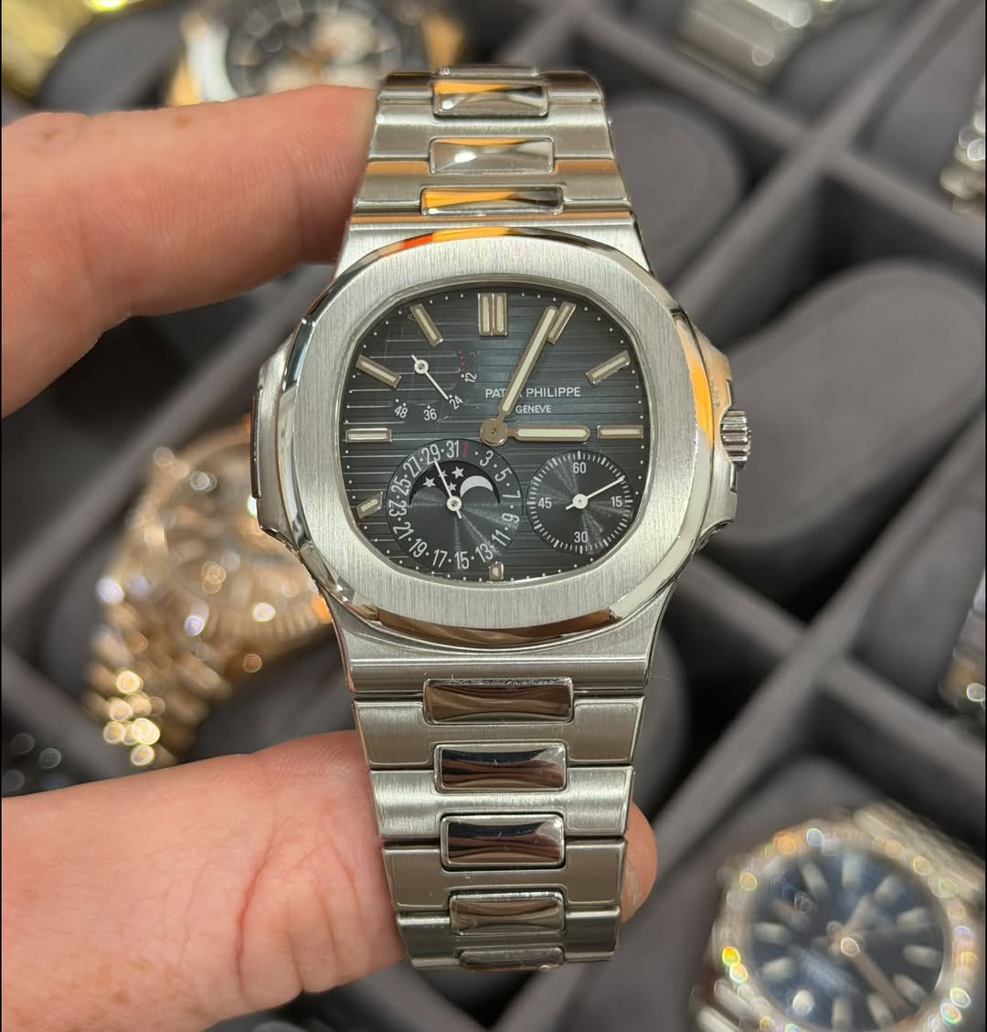 May be an image of wrist watch and text that says 'II ৬ 福 ب PAT HILIPPE PPE GENEVE M 60 1 5. 三 45 45 = 30 7-1'